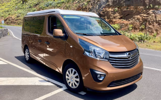 Camper Arguamul aparcada en una carretera de La Gomera.