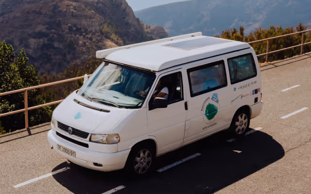 Camper Agana circulando por una carretera de montaña en La Gomera.