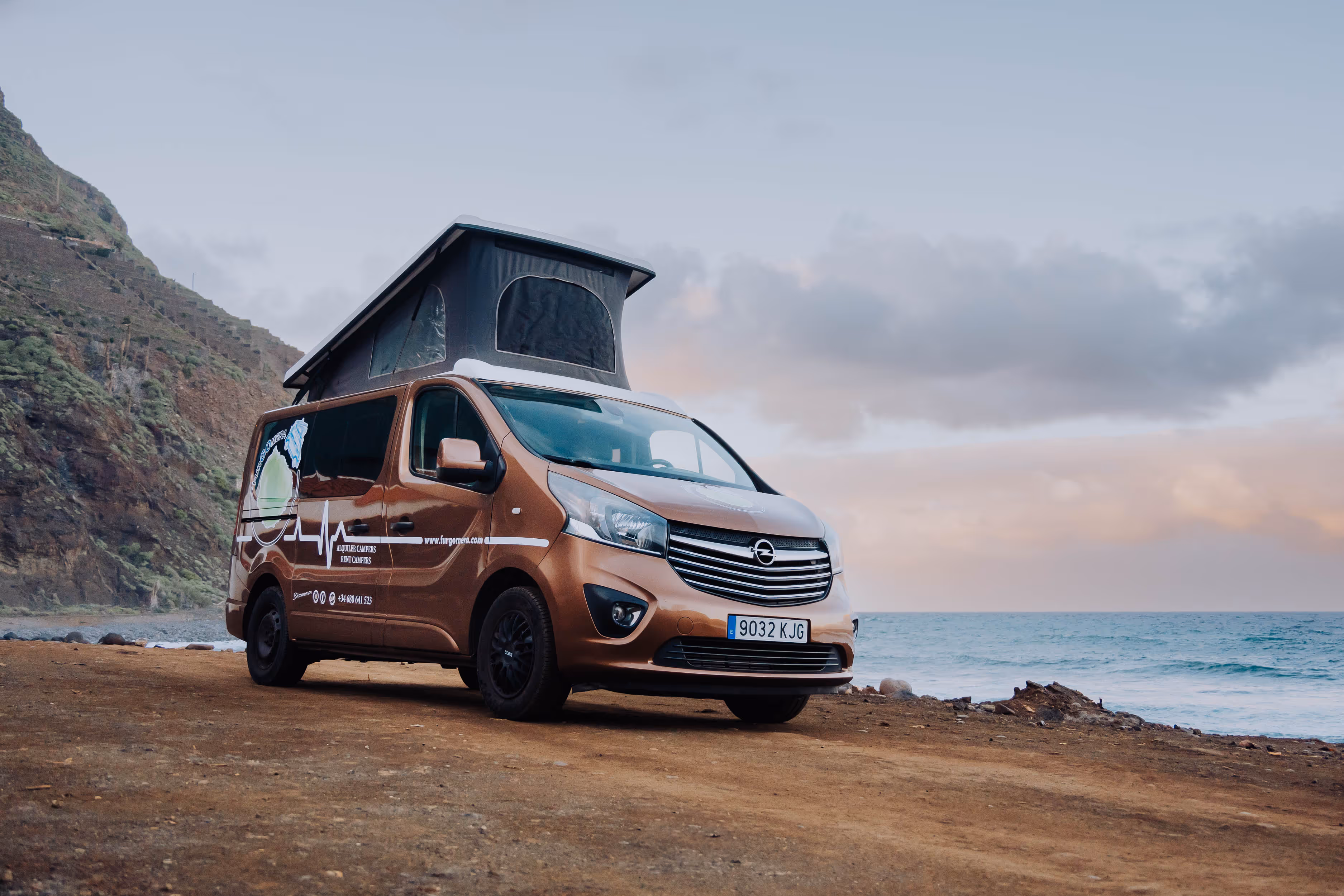 Camper Arguamul con techo elevable aparcada frente al mar en La Gomera