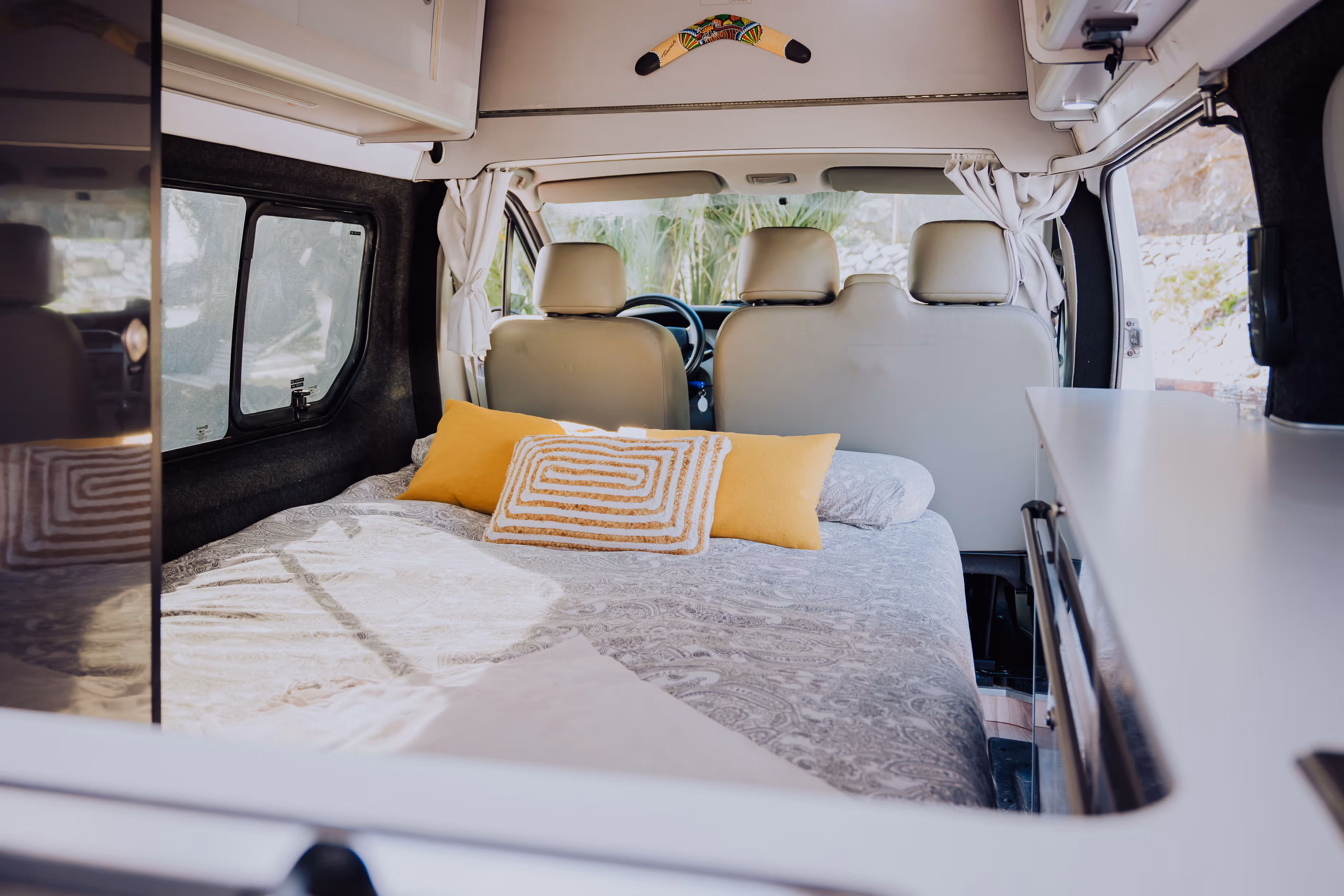 Cama preparada en el interior de la camper Avalo