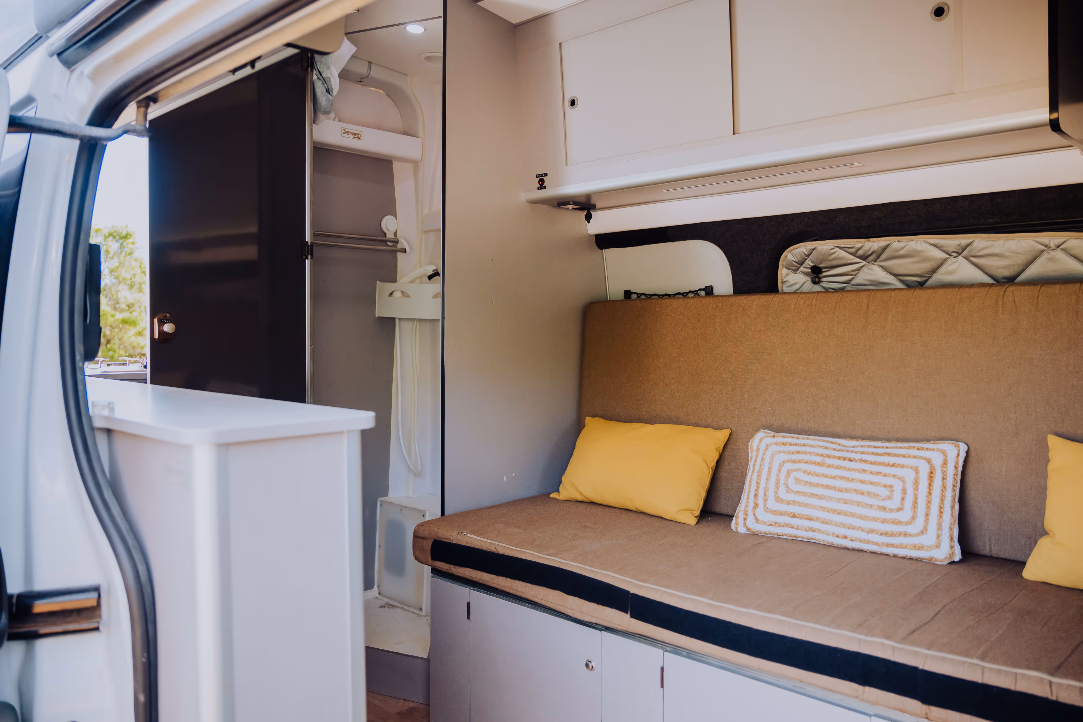 Zona de salón y baño en el interior de la camper Avalo