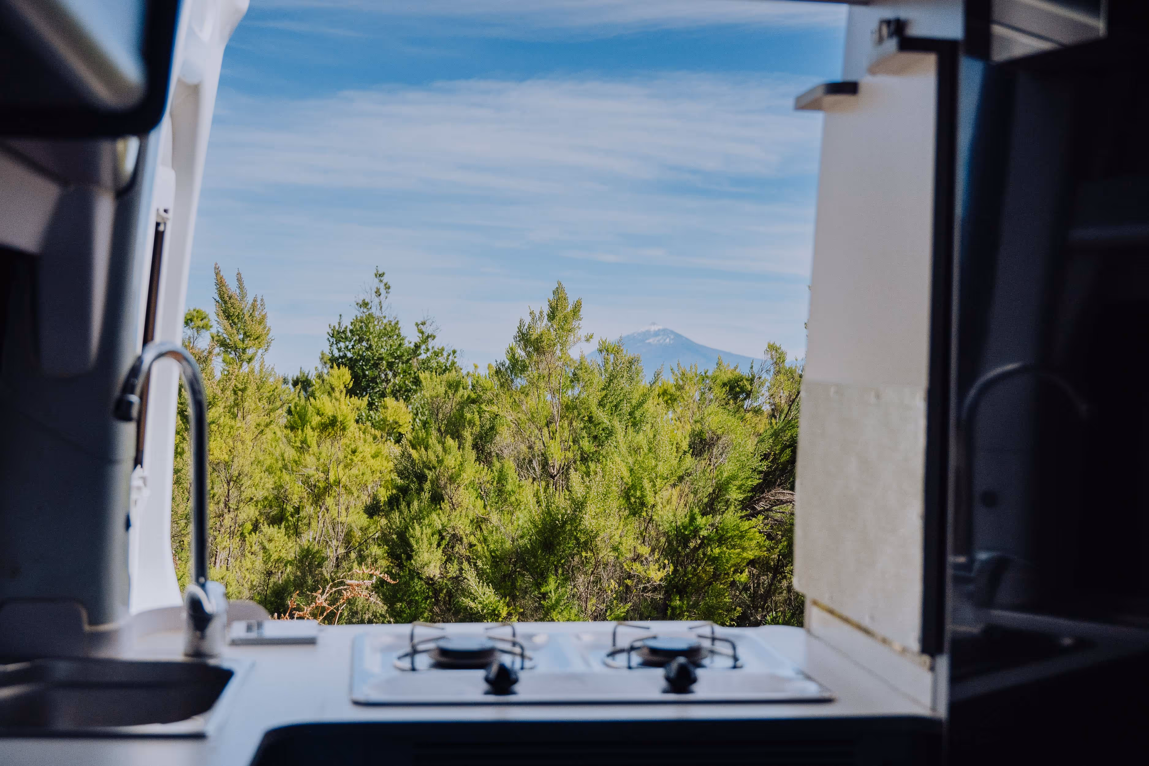 Cocina interior de la camper Avalo con vistas al paisaje de La Gomera