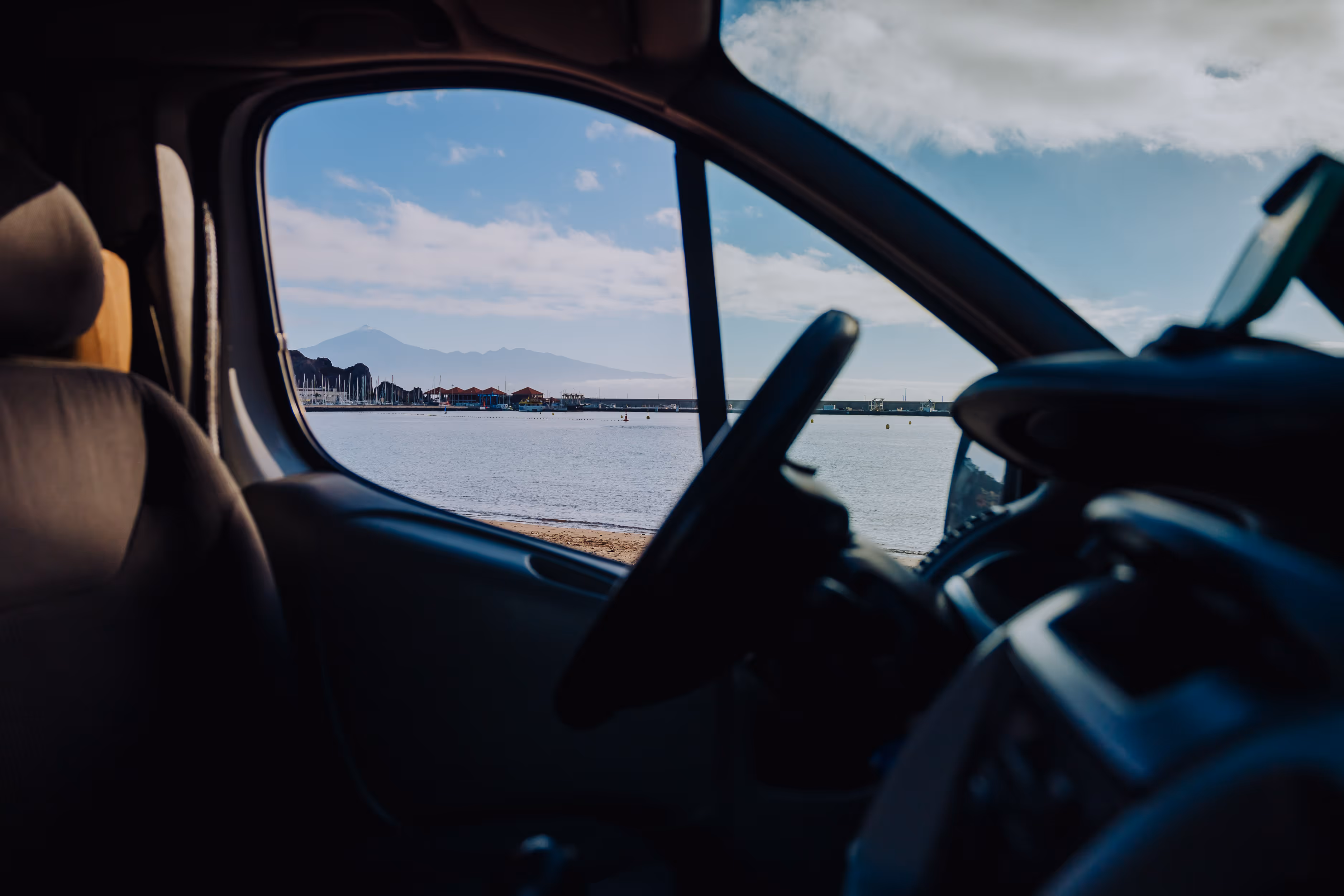 Vista desde el interior de la camper Avalo hacia el mar y el Teide