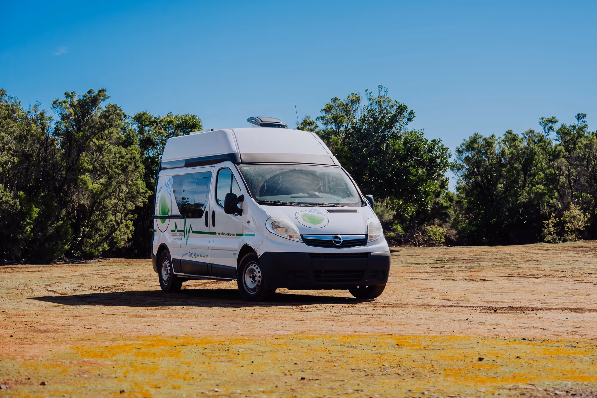 Camper Avalo de alquiler en La Gomera rodeada de vegetación