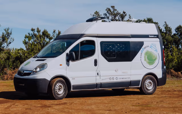 Camper Avalo de Furgomera aparcada en un entorno natural de La Gomera