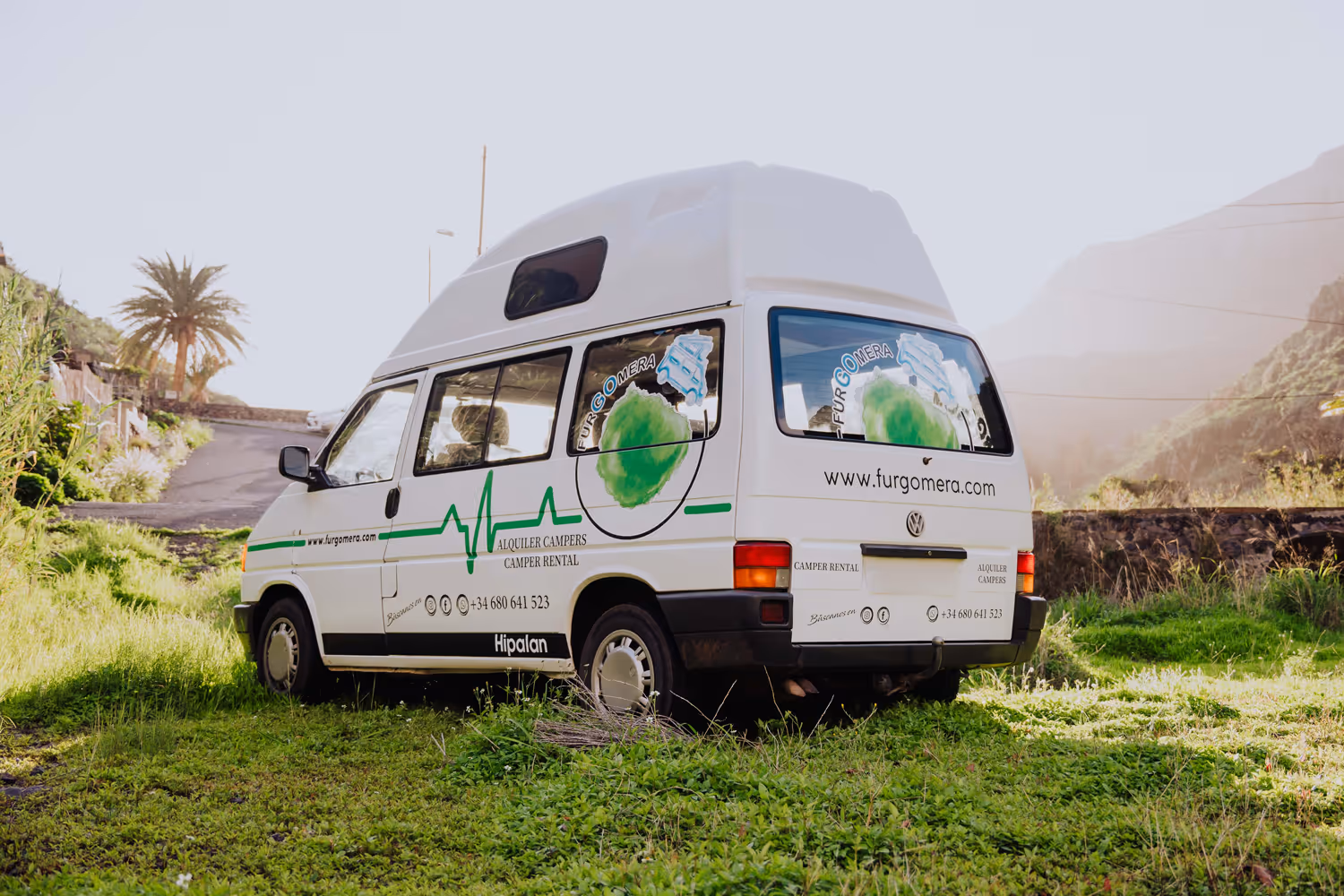 Camper Hipalan de Furgomera aparcada en un entorno verde de La Gomera