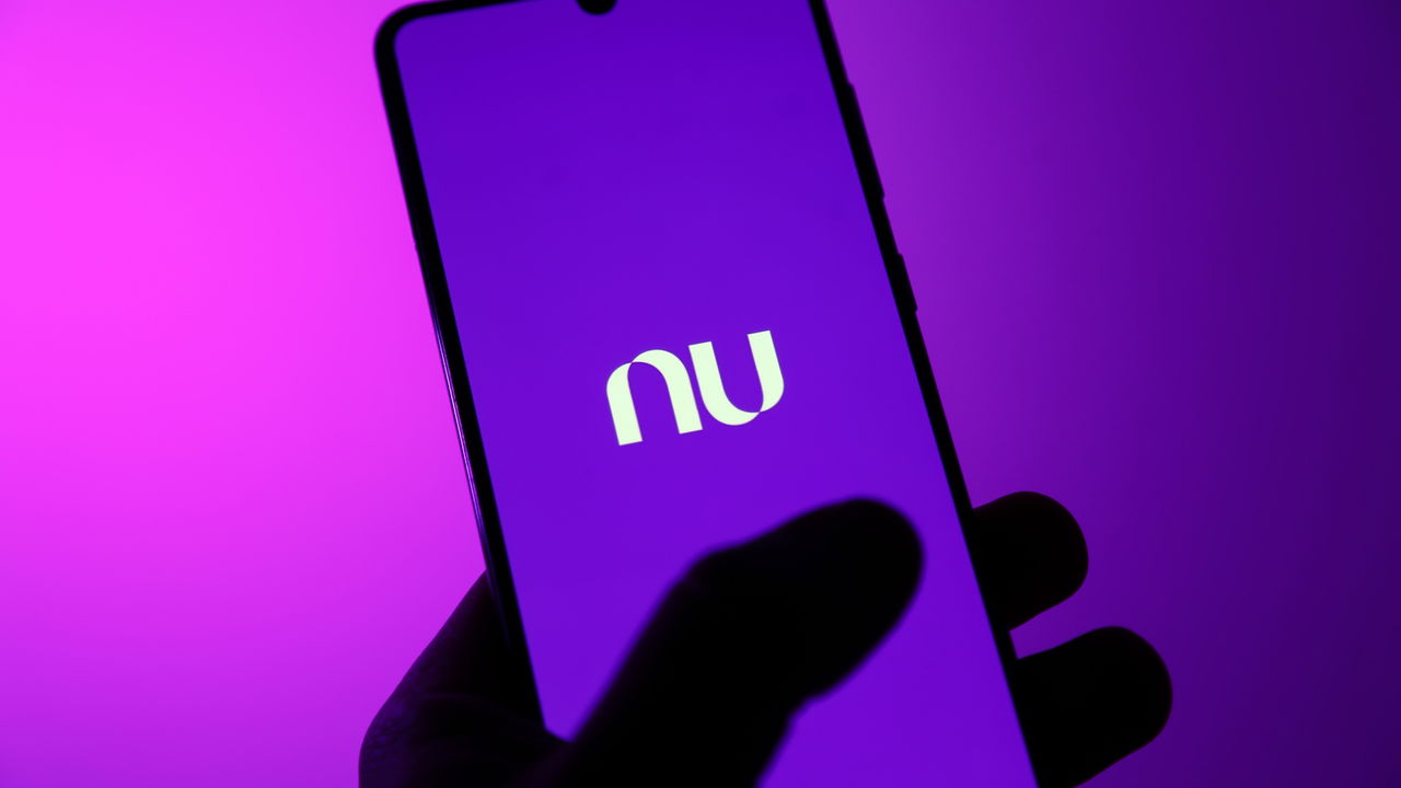 Celular com o logo do banco Nubank