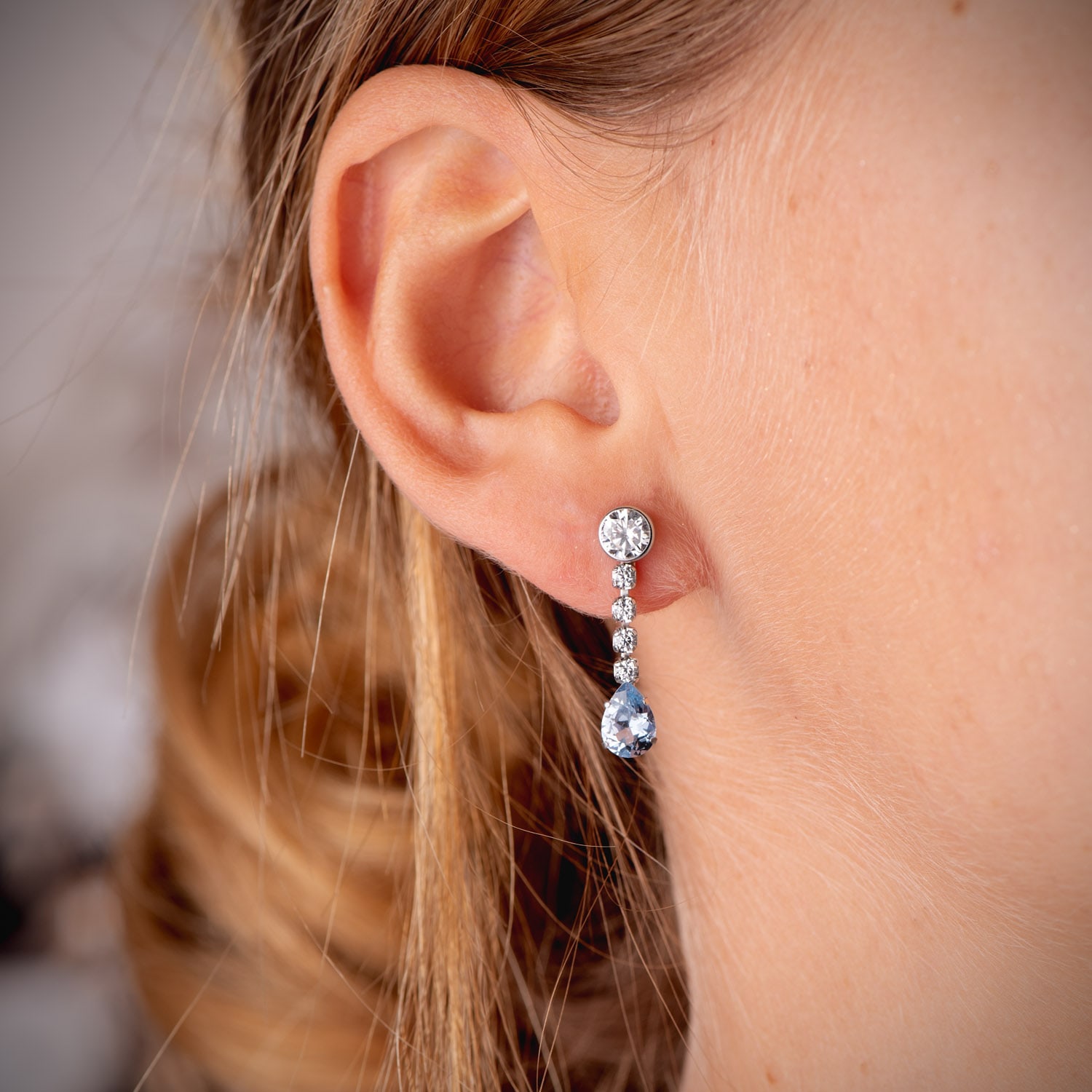 Aquamarine teardrop long earrings: 18 kt yellow gold