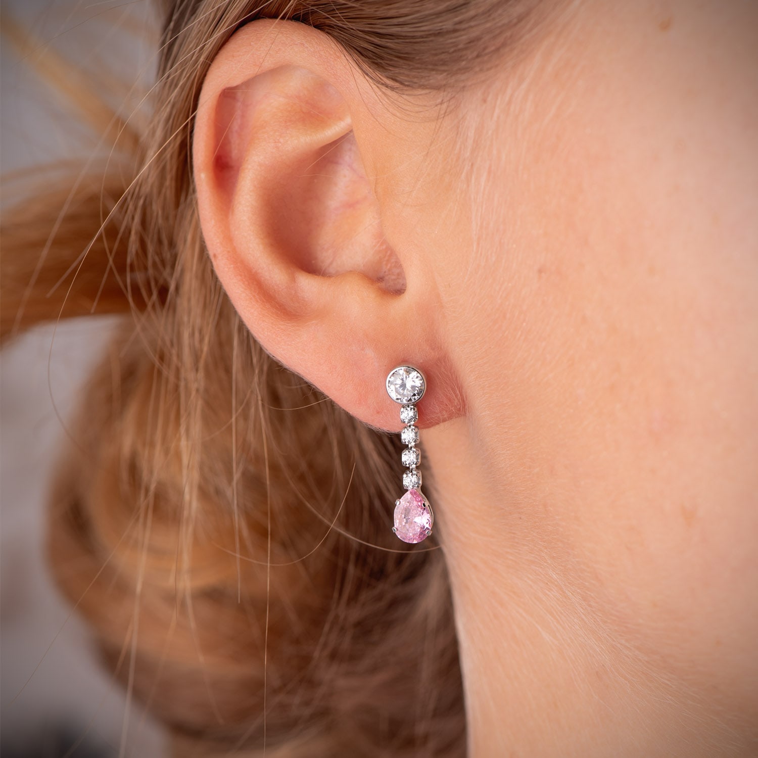 Pink stone teardrop long earrings: 18 kt yellow gold