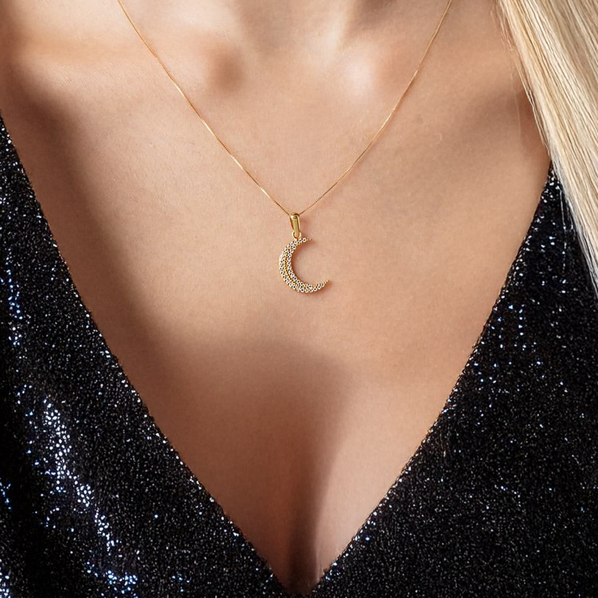 Crescent moon necklace: 18 kt yellow gold