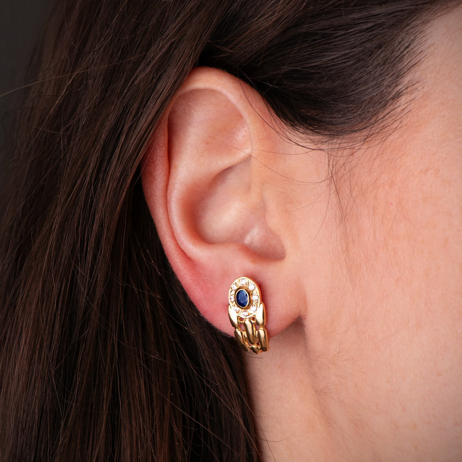 Panter sapphire earrings: 18 kt yellow gold
