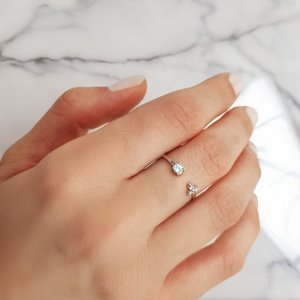 Open aquamarine ring: 18 kt white gold with diamonds