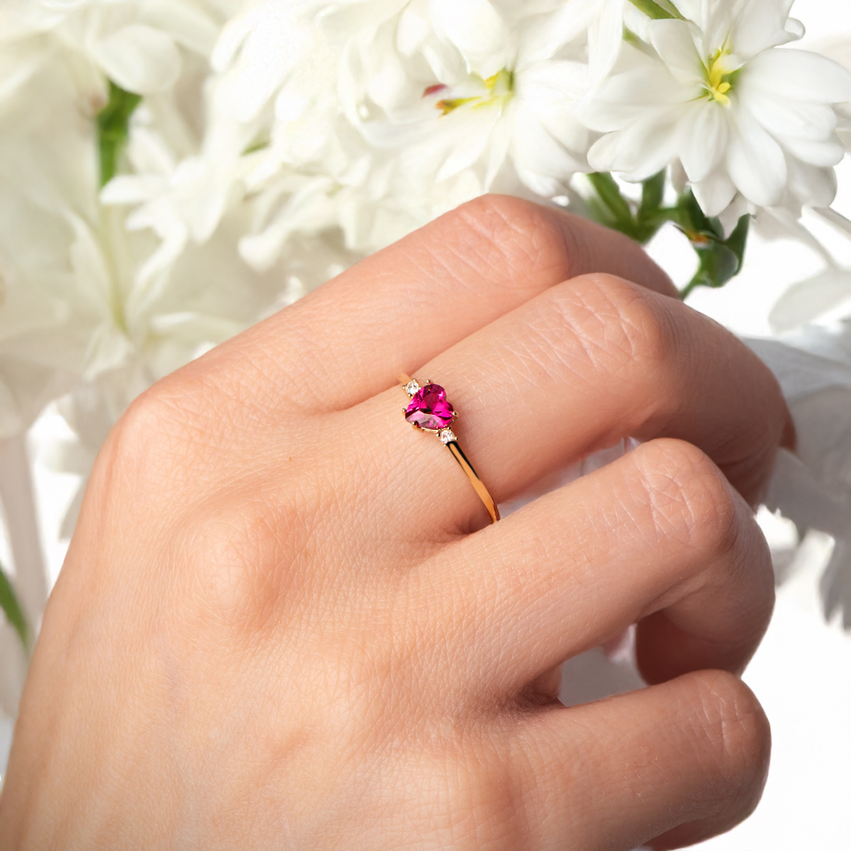 Sweet heart ring: 18 kt yellow gold with zirconias