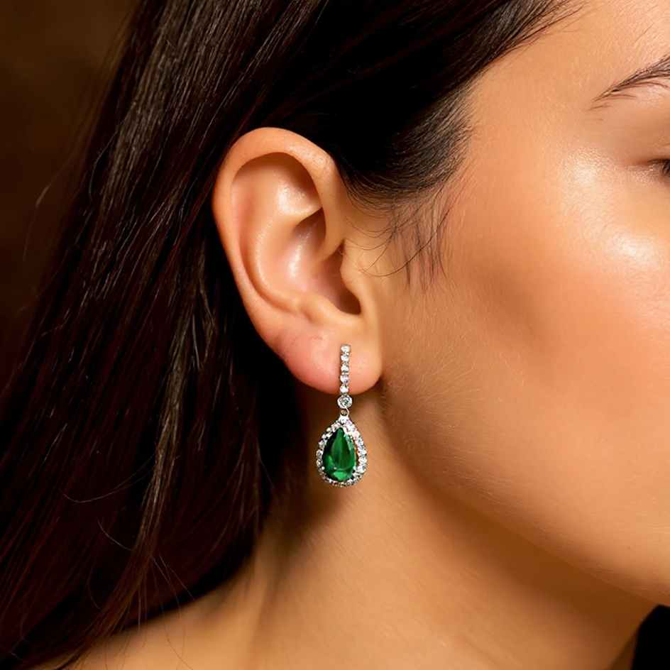 Scarlett dangle green earrings: 18 kt white gold with zirconias
