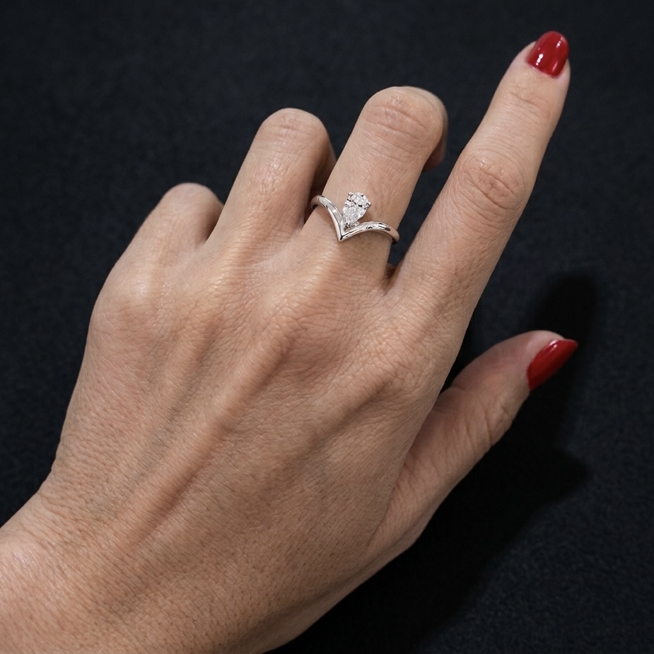 Victoria ring: white gold with 0.5ct diamond