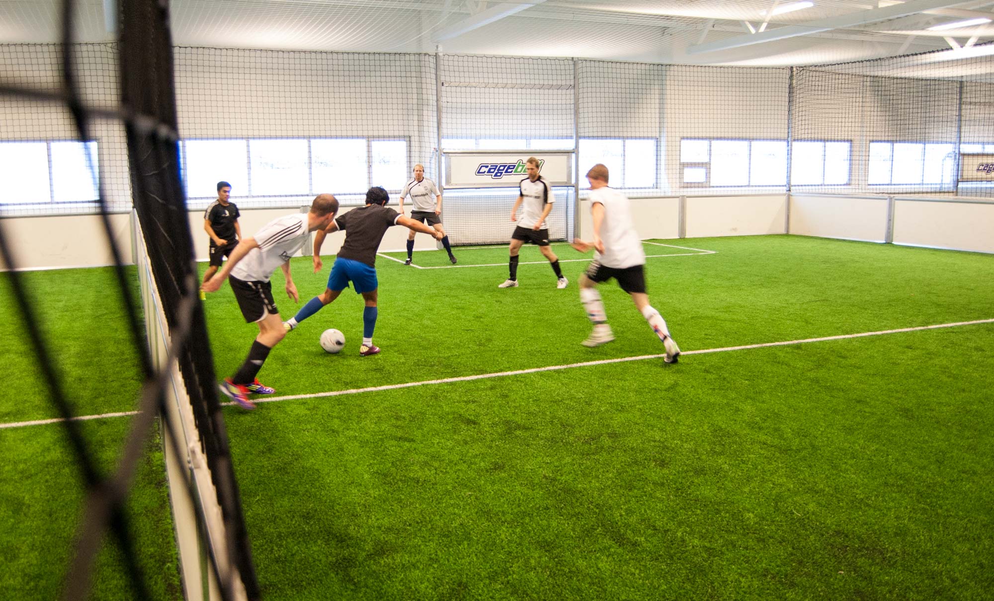 Spillere i kamp på en Cageball-bane