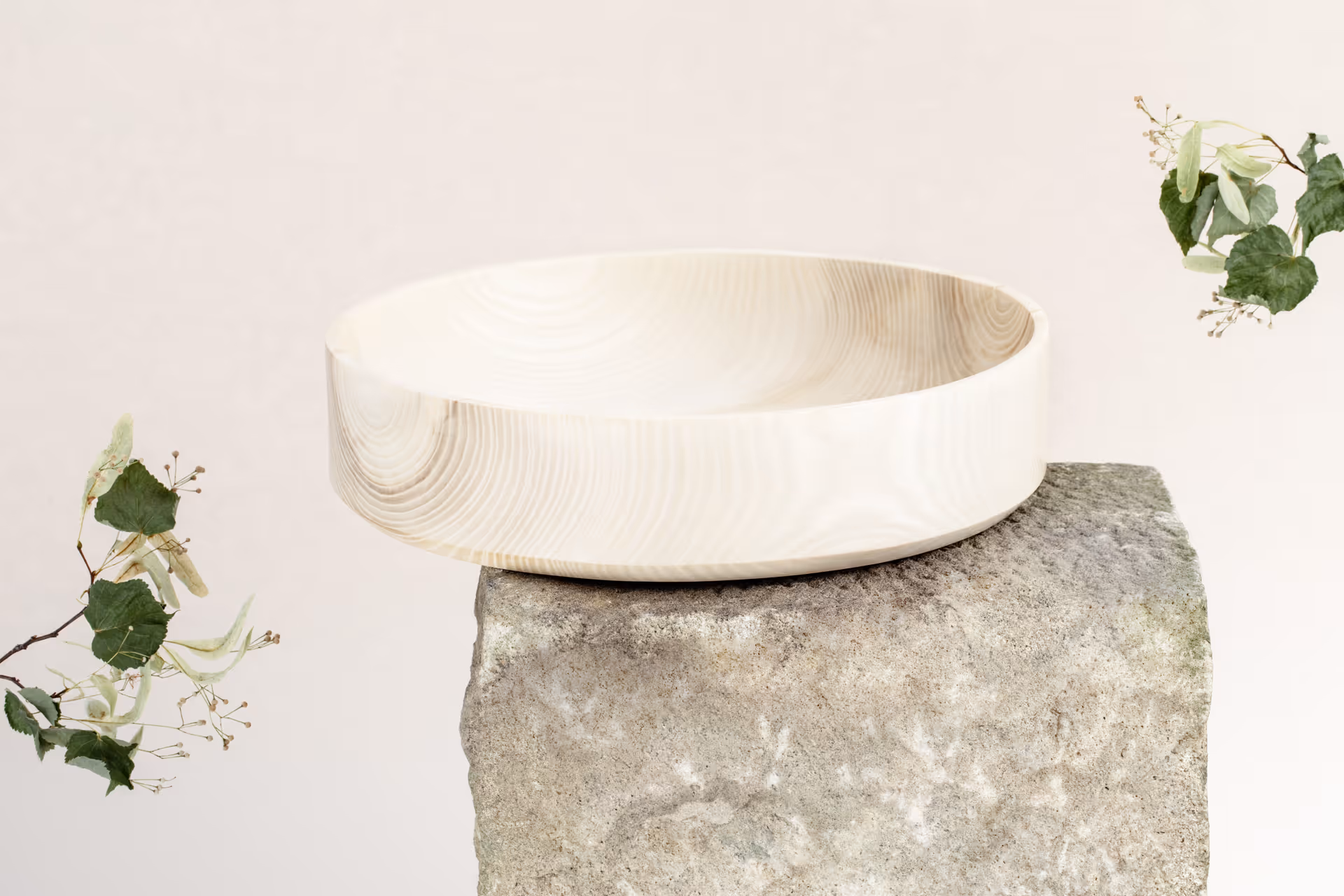 Oiling by hand a Dungk bowl, Anonymia workshop