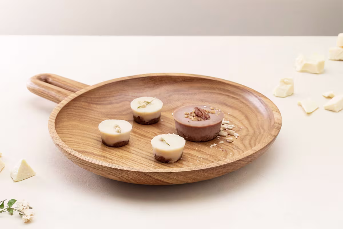 Oiled oak Klink lidded box by Anonymia