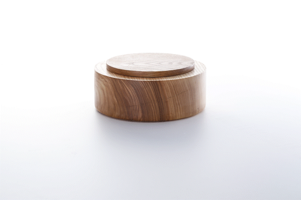 Animated close-up of oiled ash wood finish by Anonymia