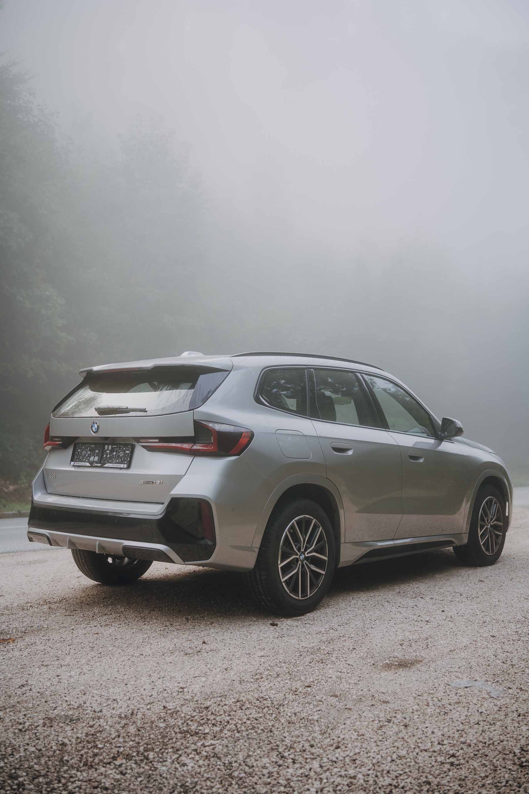 BMW X1 sDrive18i M Sportpaket auf nebliger Straße