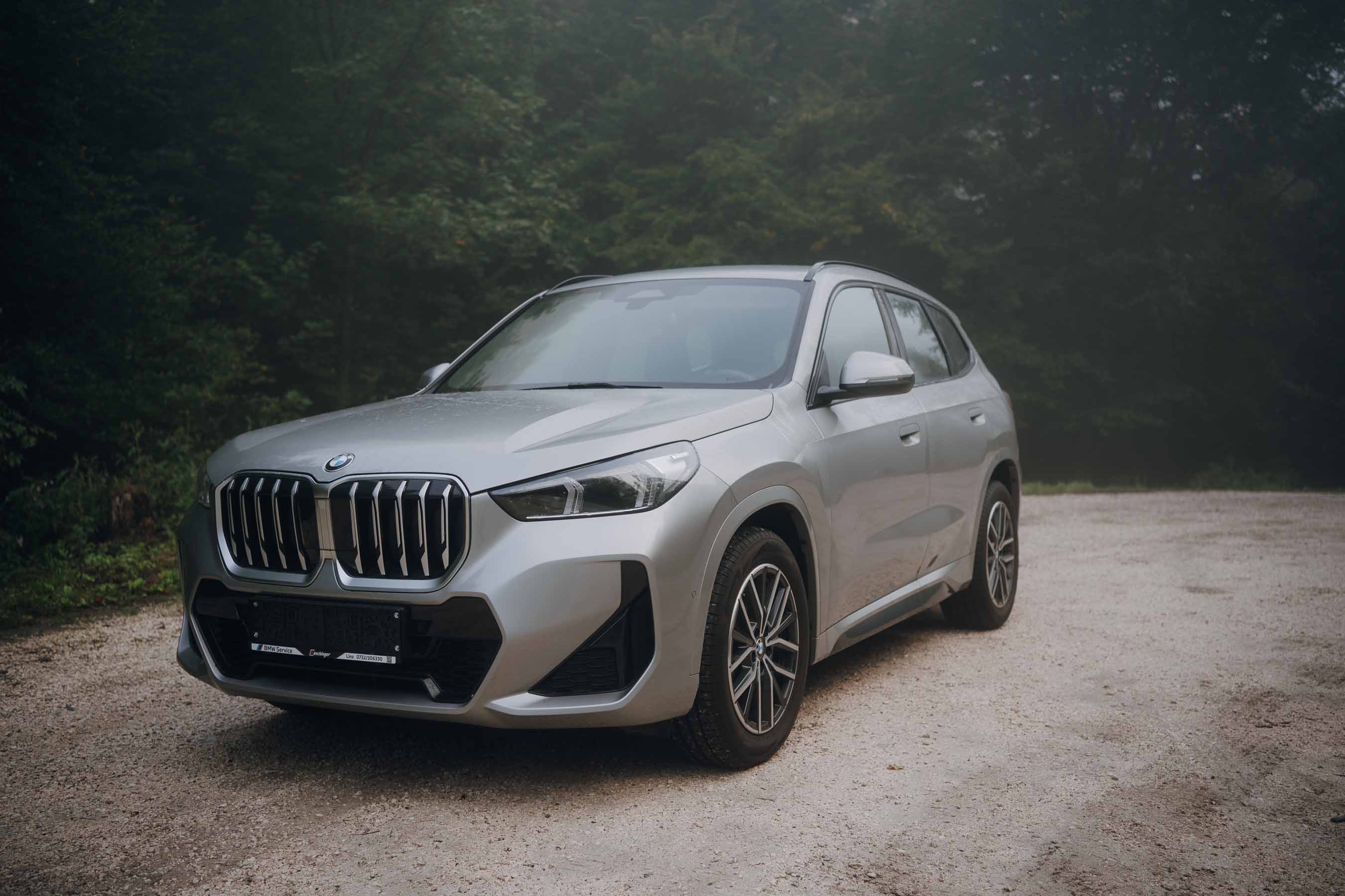 BMW X1 sDrive18i M Sportpaket in Grau, Frontansicht im Nebel