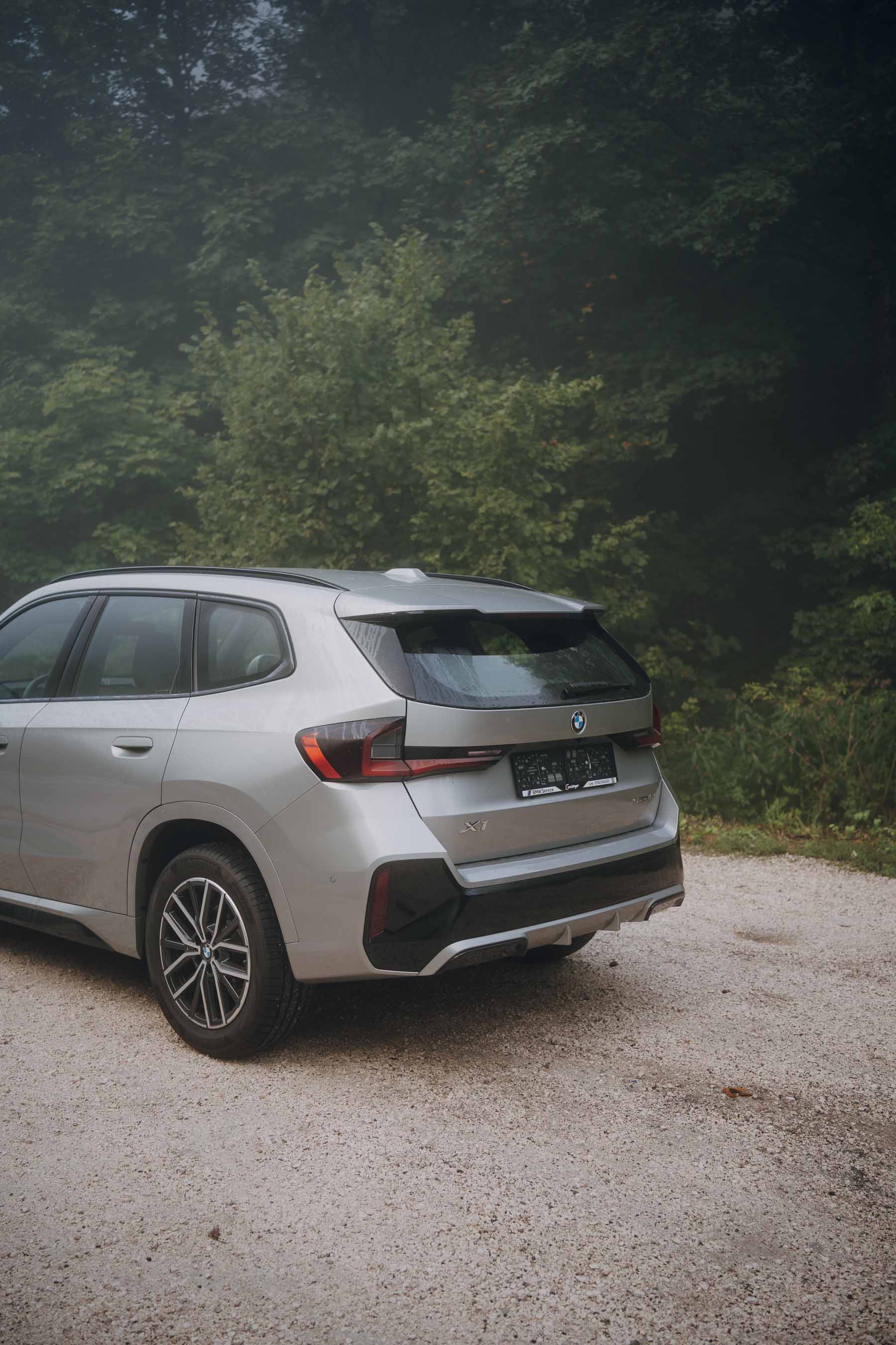 BMW X1 sDrive18i M Sportpaket von hinten vor Waldkulisse