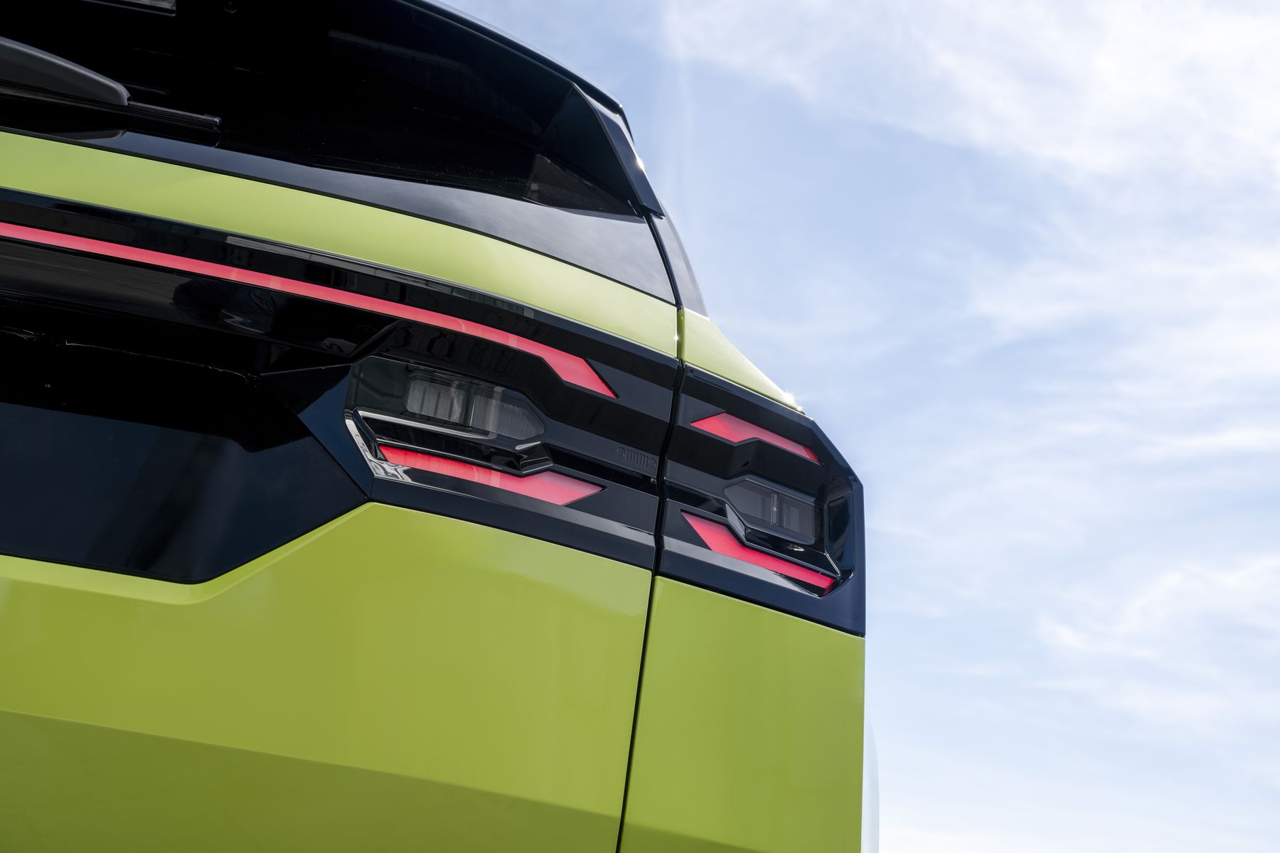 LED-Heckleuchte des neuen Jeep Compass in Hawaii Grün, Detailaufnahme vor blauem Himmel