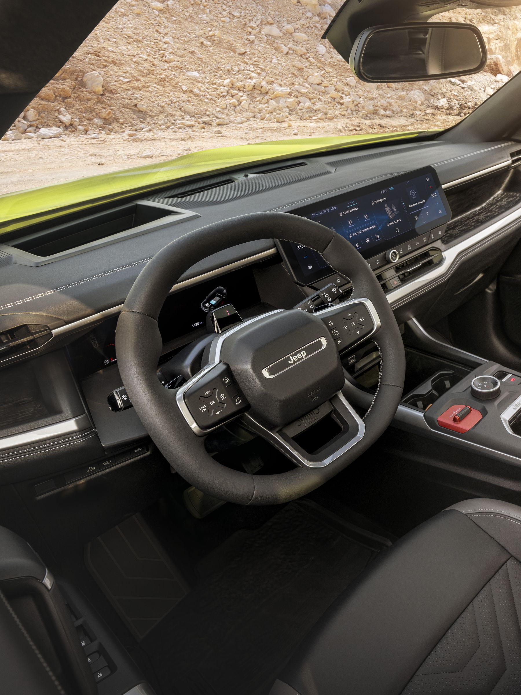 Cockpit des neuen Jeep Compass: Lenkrad und 16-Zoll-Uconnect-Display, Blick durch die Fahrertür