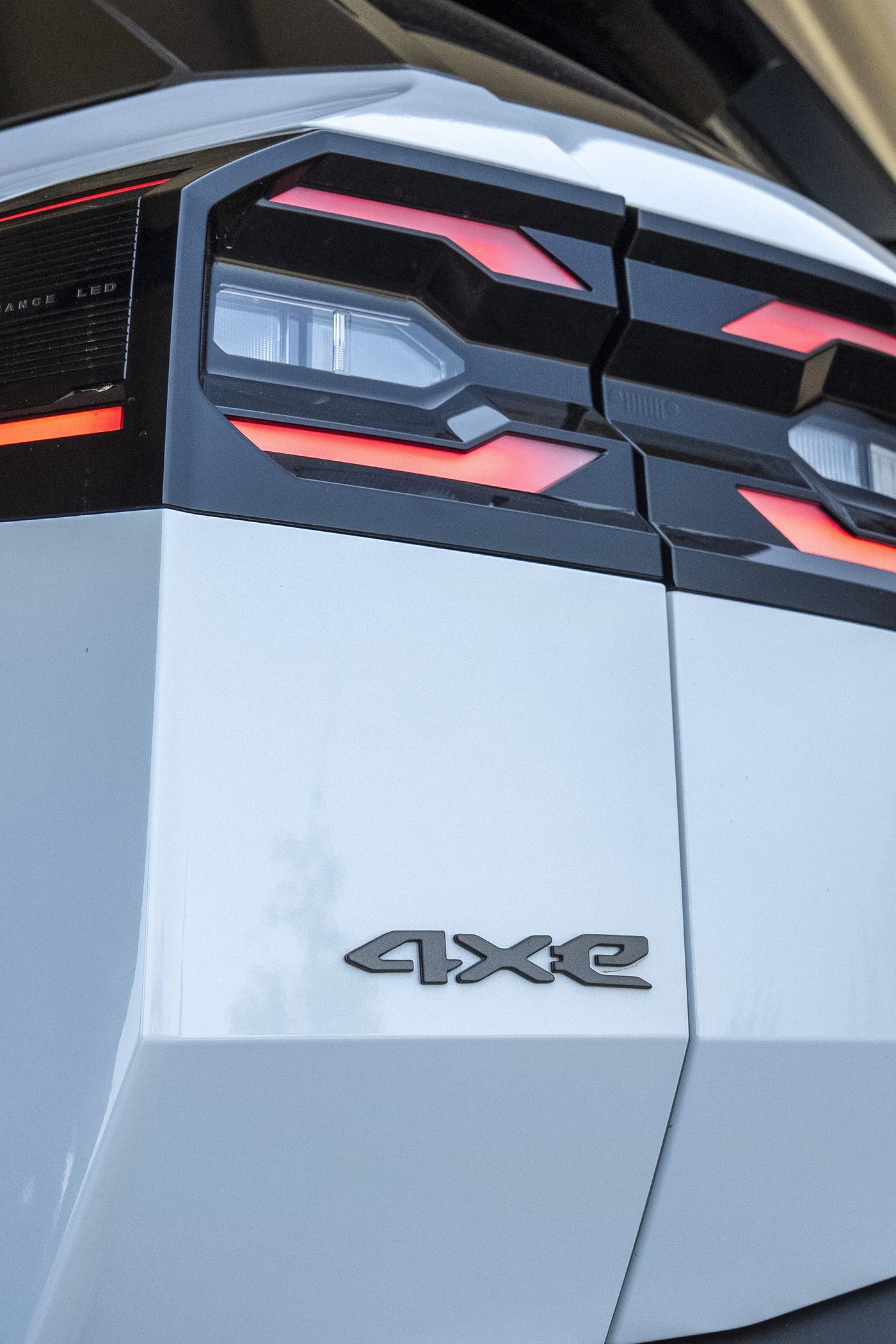 4xe-Schriftzug und LED-Heckleuchte des Jeep Compass, Detailaufnahme