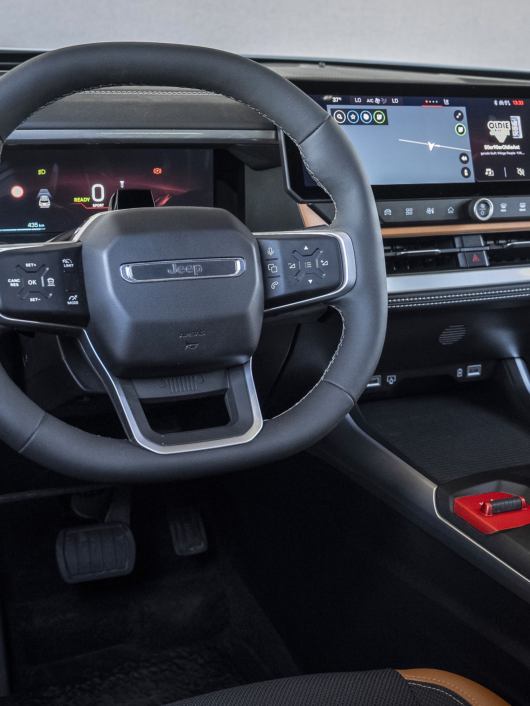 Cockpit des Jeep Compass 4xe mit Lenkrad, Digitaldisplay und 16-Zoll-Radio