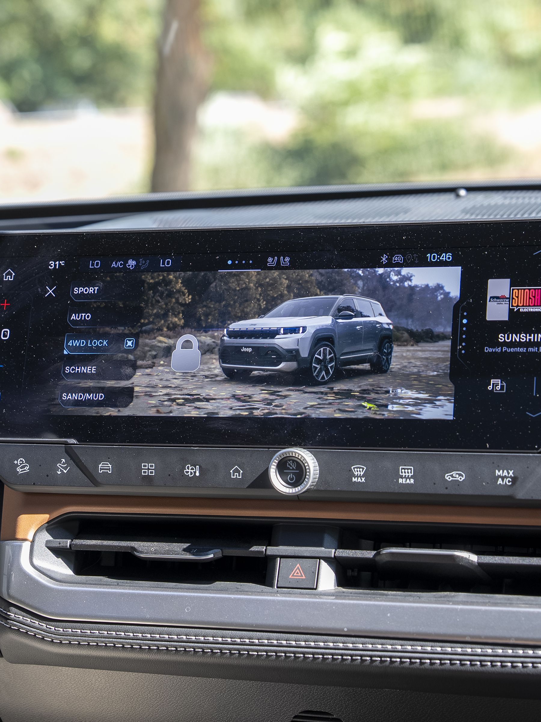 16-Zoll-Display des Jeep Compass 4xe mit Selec-Terrain-Fahrmodi