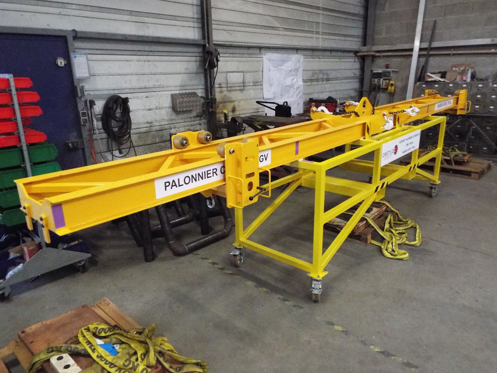 palonnier multi poutres de levage sur mesure installé dans un atelier de maintenance ferroviaire