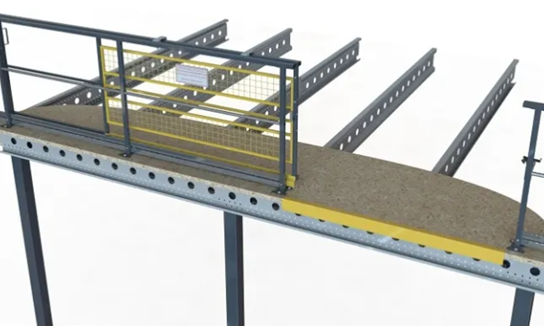 Plateforme industrielle sur mesure installée dans une zone de production sécurisée