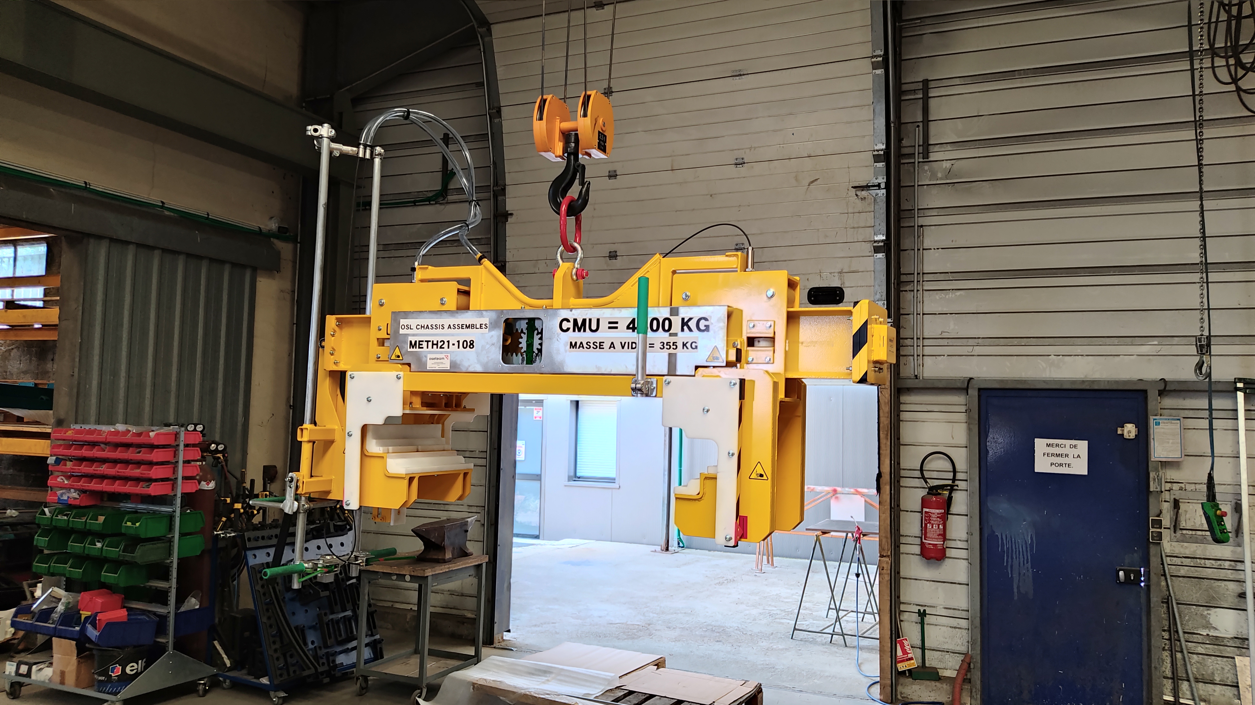 Palonnier de levage équipé de pinces, conçu sur mesure pour manutention de pièces industrielles