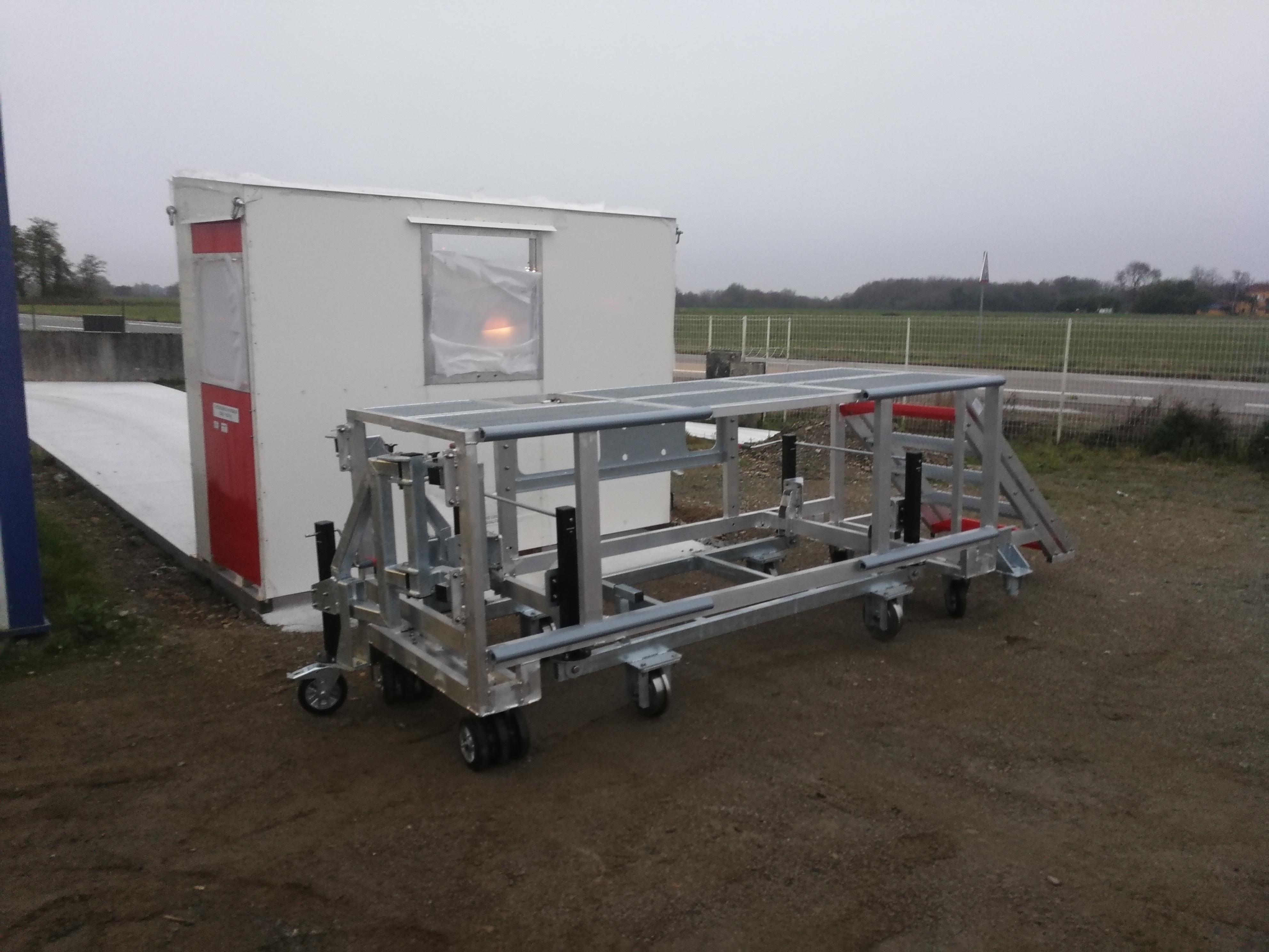 Plateforme mobile rail/route sur mesure pour maintenance ou production dans le secteur ferroviaire