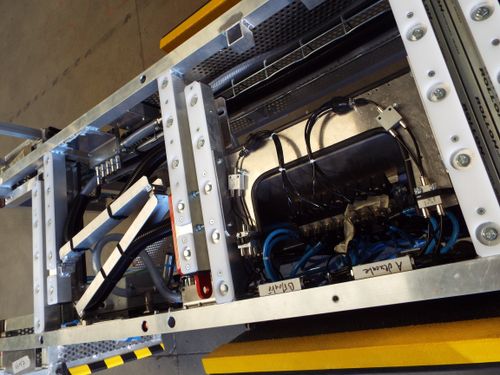 Outillage à levée pneumatique sur mesure pour opérations d’assemblage industriel automatisé