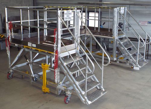 Plateforme mobile à tiroirs sur mesure pour usage industriel dans un chantier naval