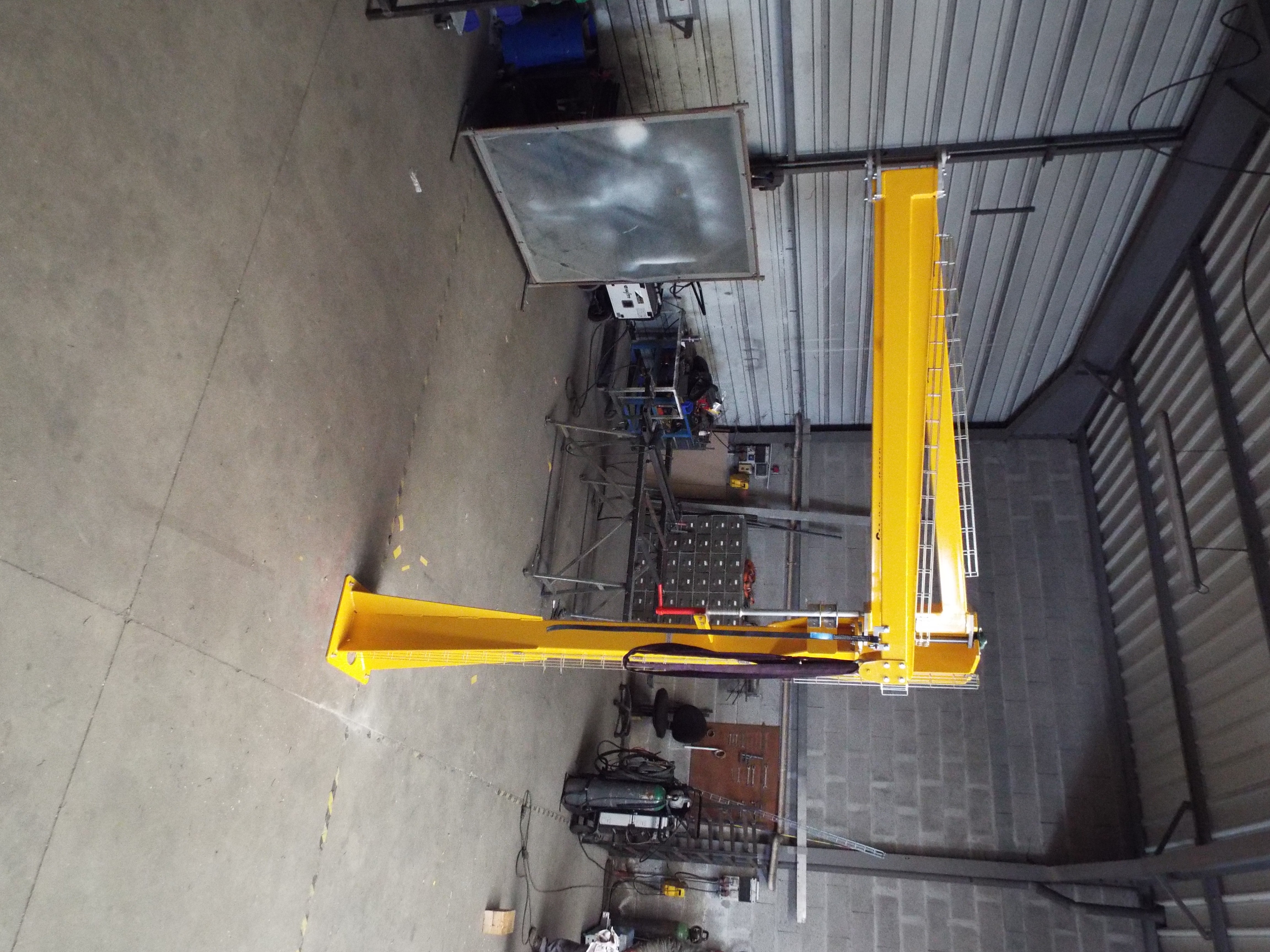 Potence industrielle sur mesure pour levage et manutention de charges en environnement industriel