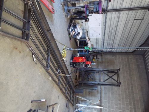 Escalier de secours métallique extérieur sur mesure avec palier intermédiaire, installé en façade