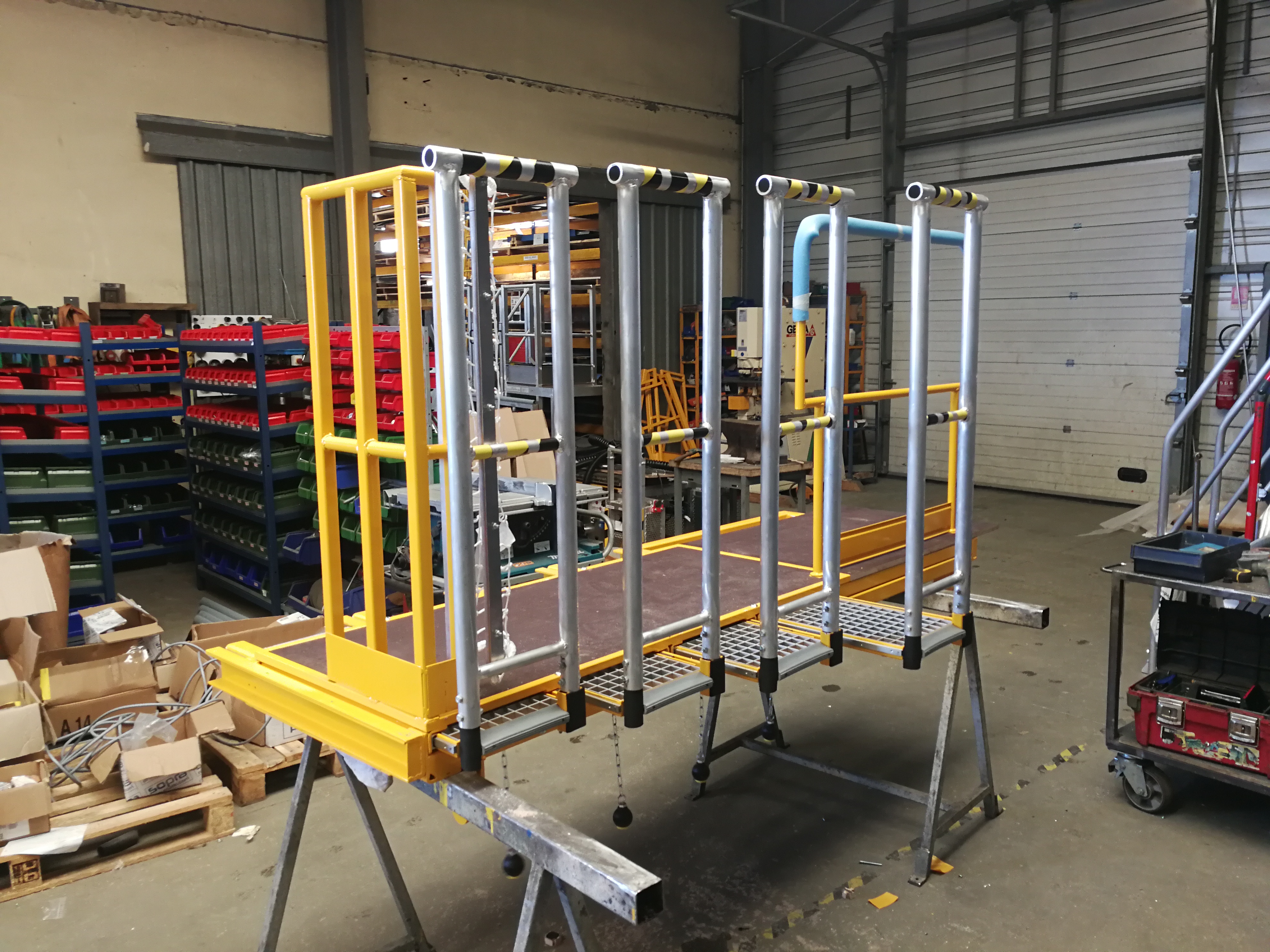 Plateforme de travail extensible à tiroirs sur mesure, pour accès modulable en environnement industriel