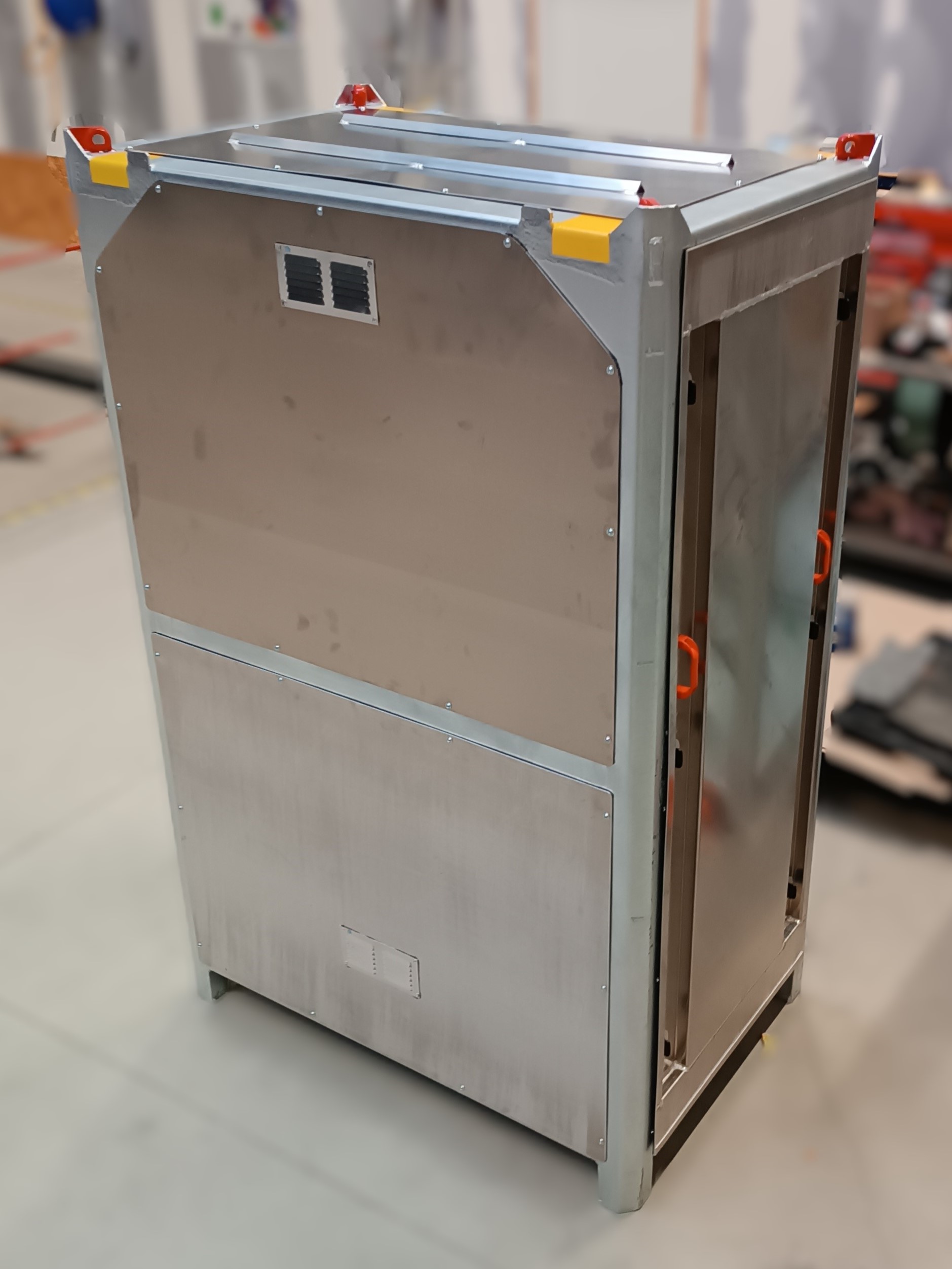 Caisse de stockage industrielle sur mesure avec intérieur modulable et systèmes de levage