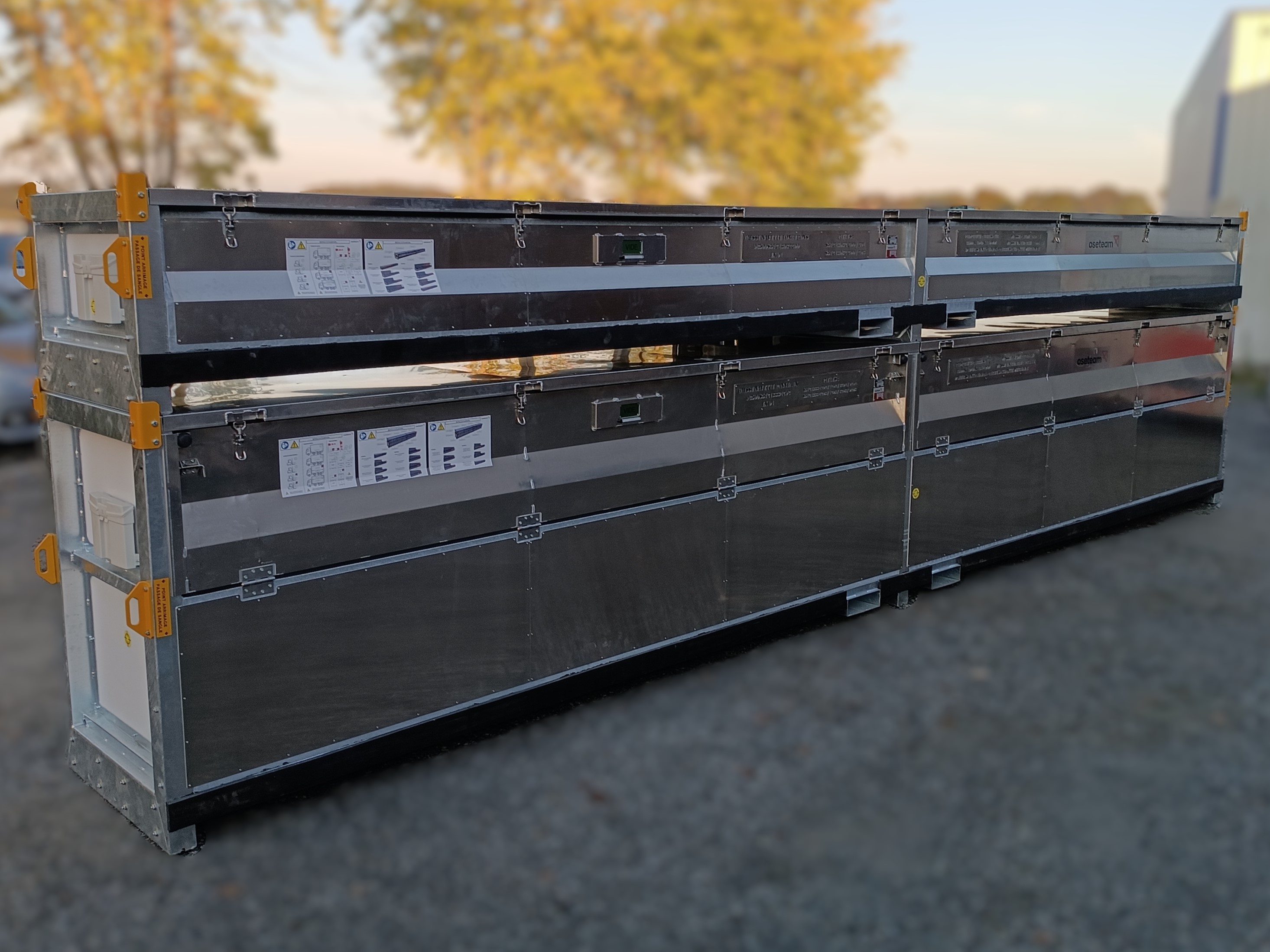 Caisse logistique navette sur mesure pour pièce composite de 8,6 mètres, adaptée au transport sécurisé