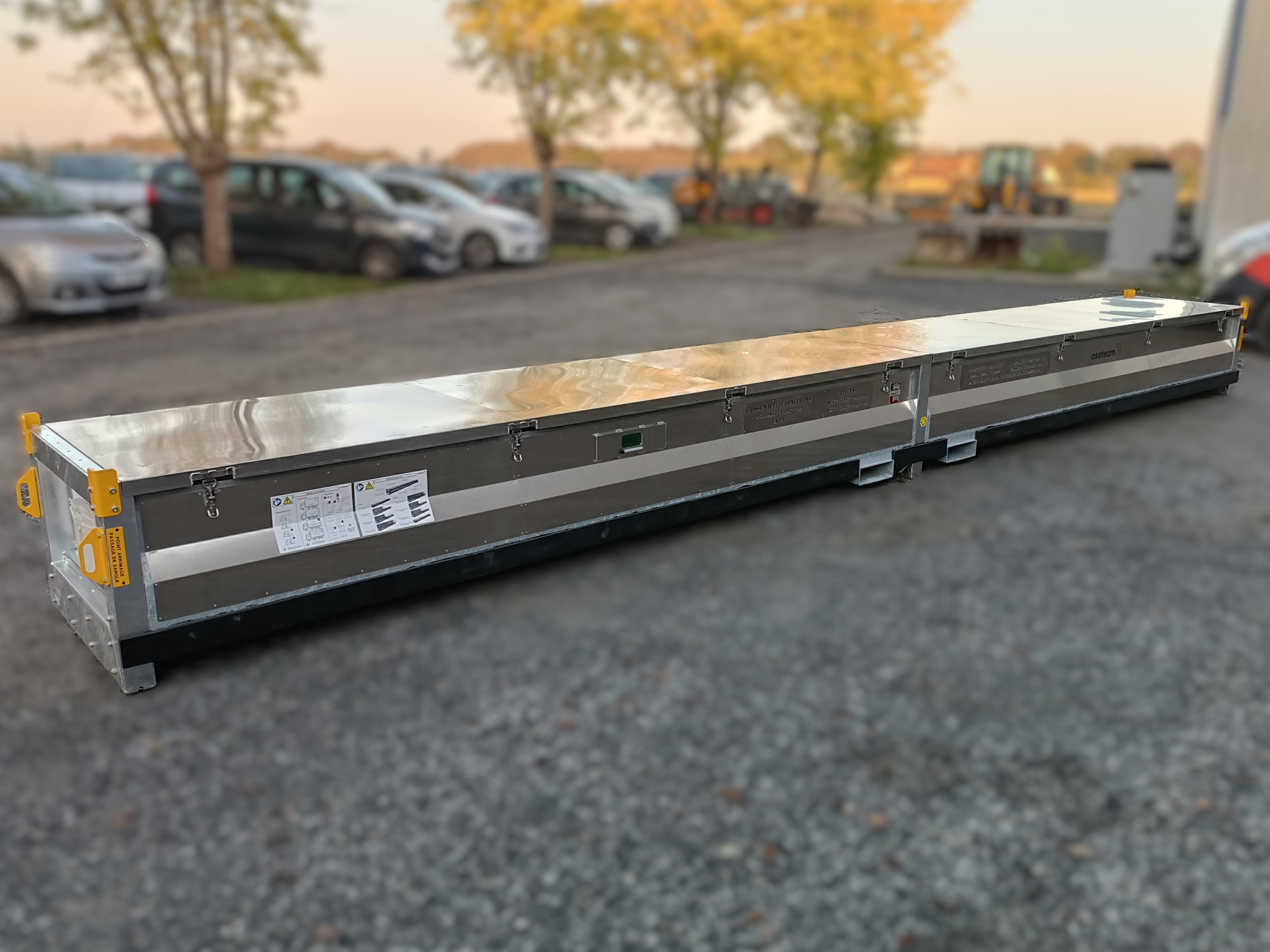 Caisse logistique navette sur mesure pour pièce composite de 8,6 mètres, adaptée au transport sécurisé