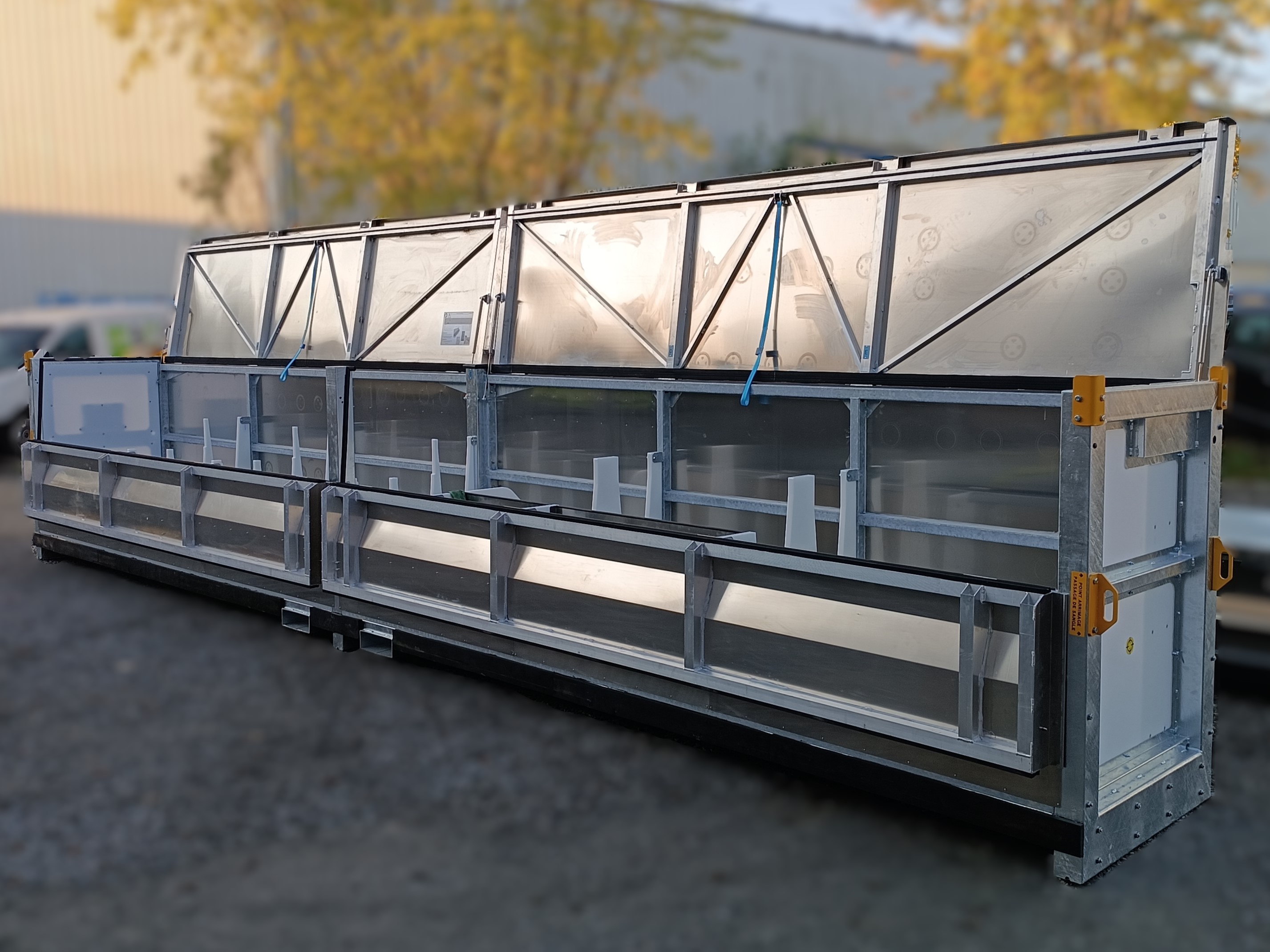 Caisse logistique navette sur mesure pour pièce composite de 8,6 mètres, adaptée au transport sécurisé