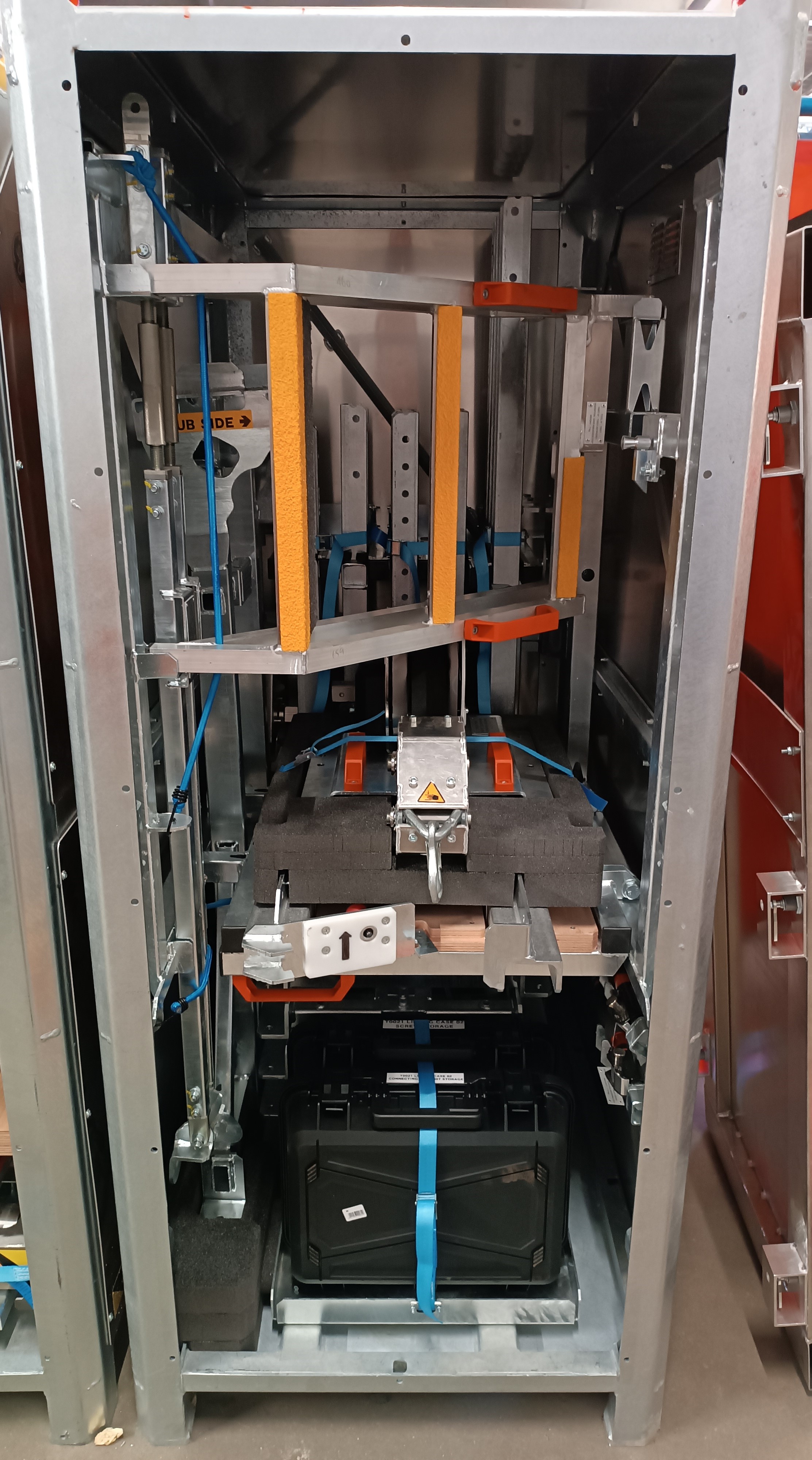 Caisse de stockage industrielle sur mesure avec intérieur modulable et systèmes de levage