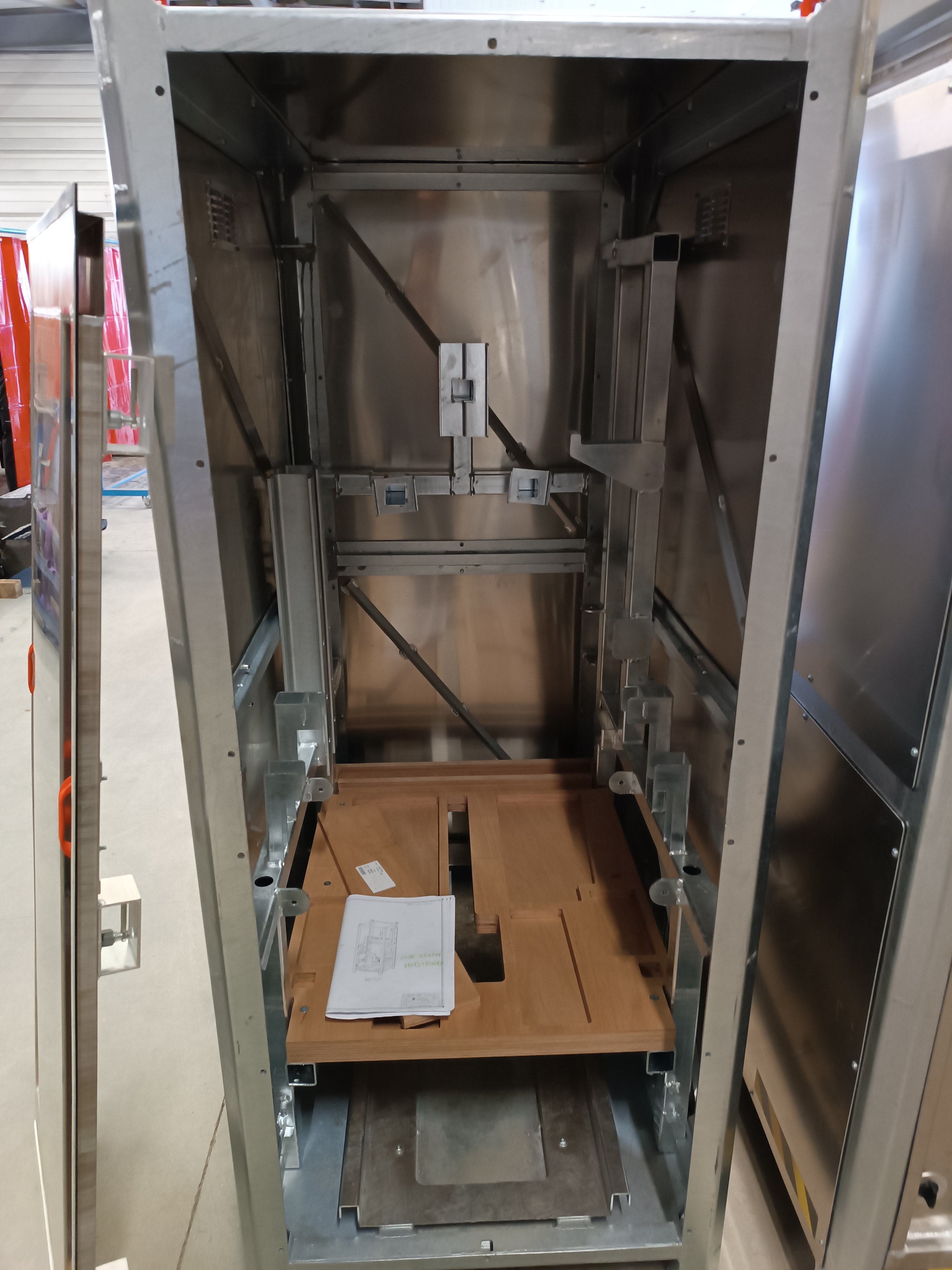 Caisse de stockage industrielle sur mesure avec intérieur modulable et systèmes de levage