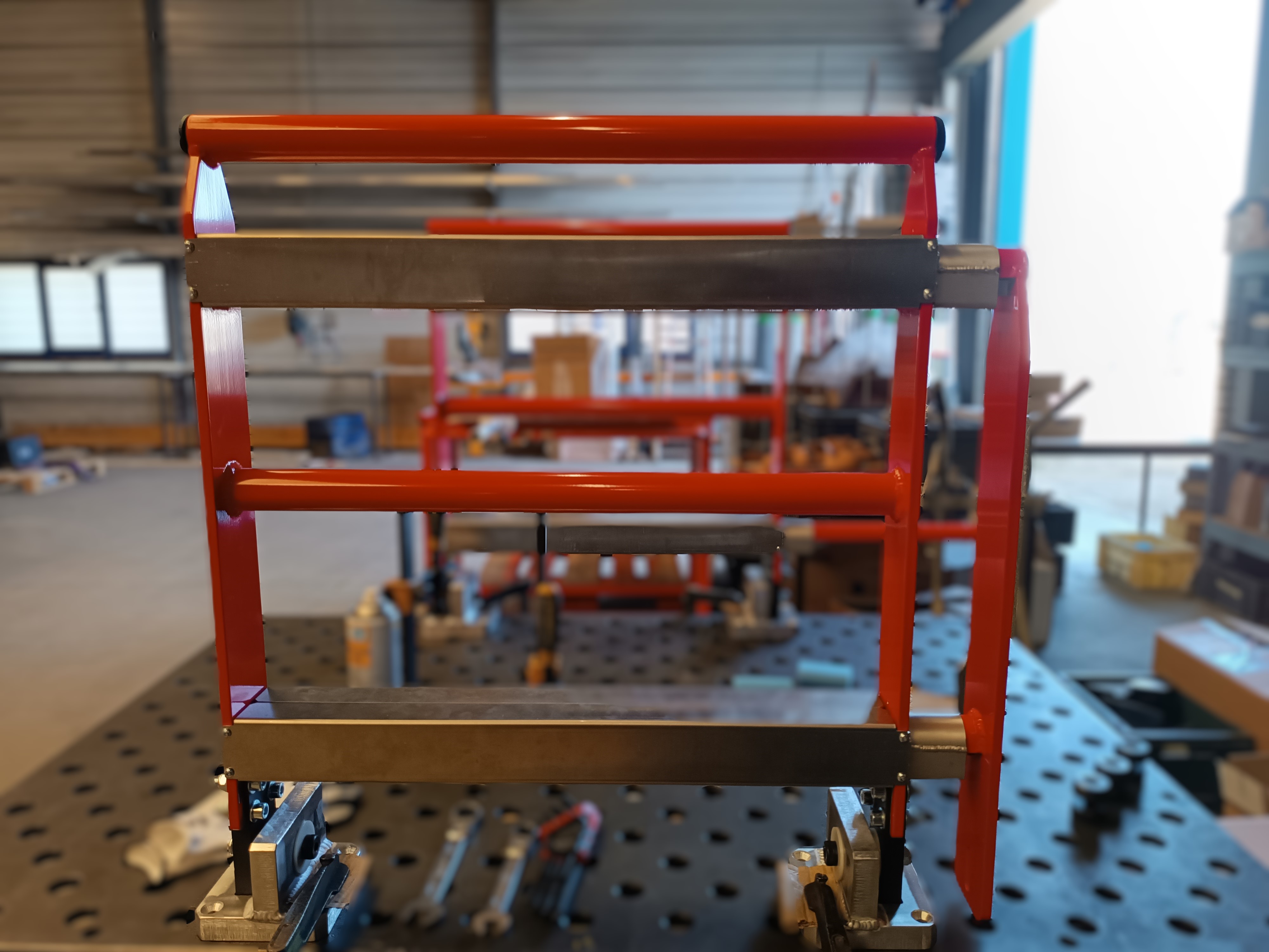 Garde-corps industriel coulissant et pivotant sur mesure, installé sur ligne de production
