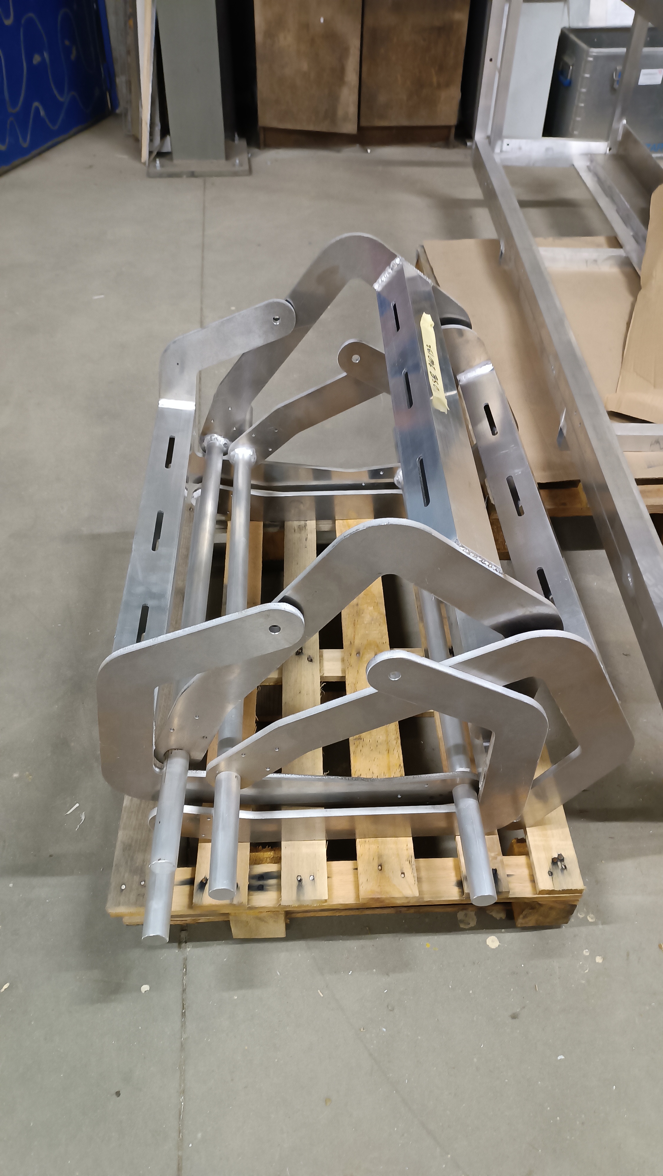 Chariot de stockage industriel sur mesure pour mini-palettes dans le secteur aéronautique