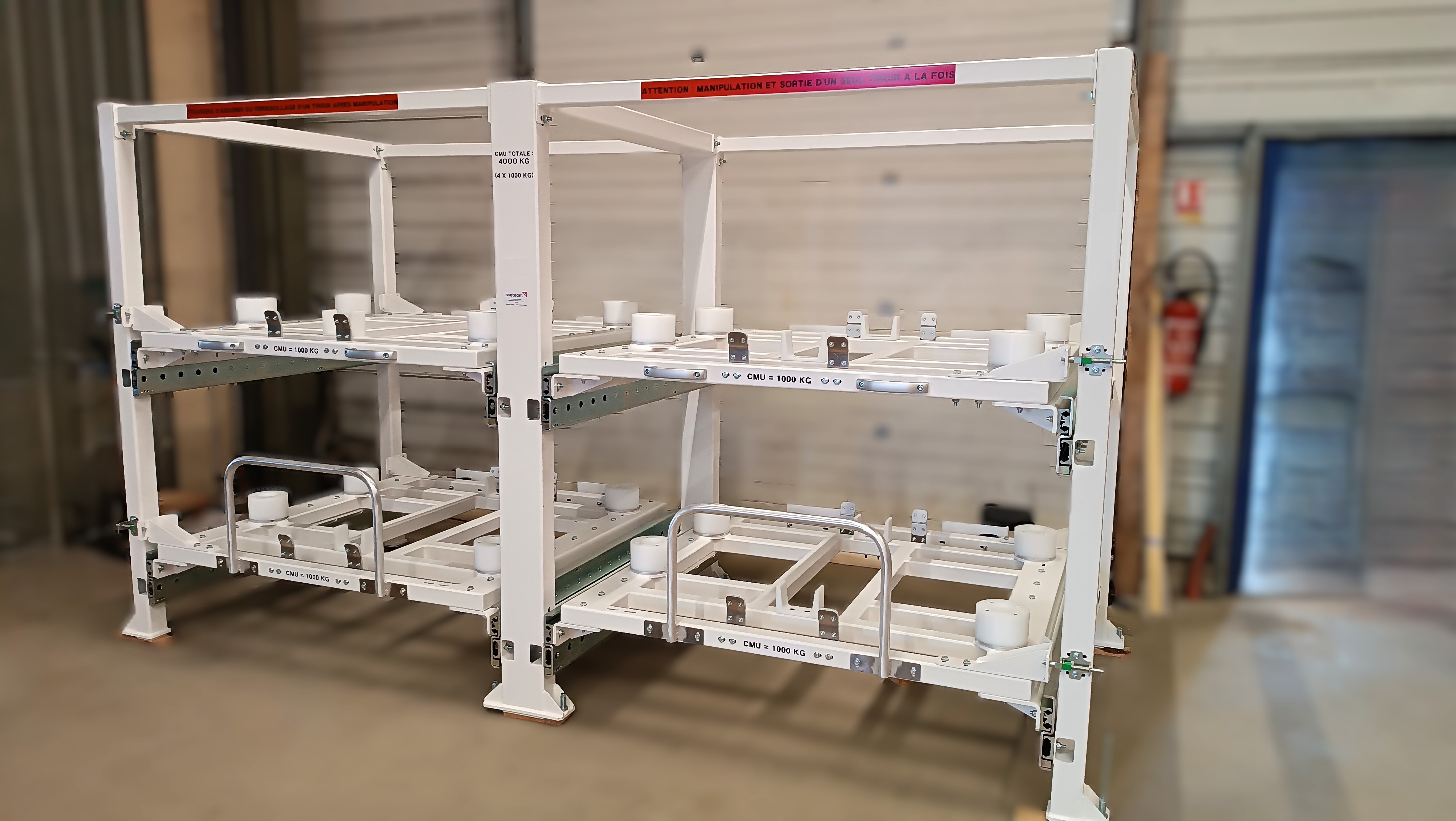 Rayonnage industriel cantilever sur mesure avec tiroirs pour charges lourdes en milieu aéronautique