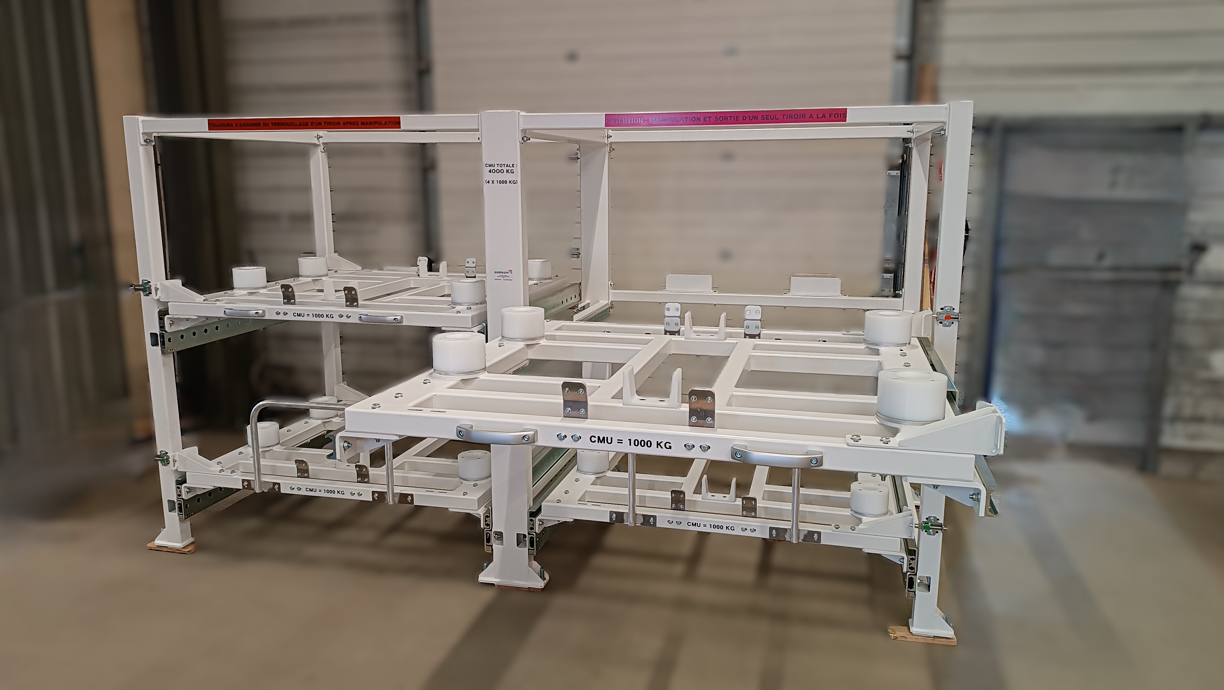 Rayonnage industriel cantilever sur mesure avec tiroirs pour charges lourdes en milieu aéronautique